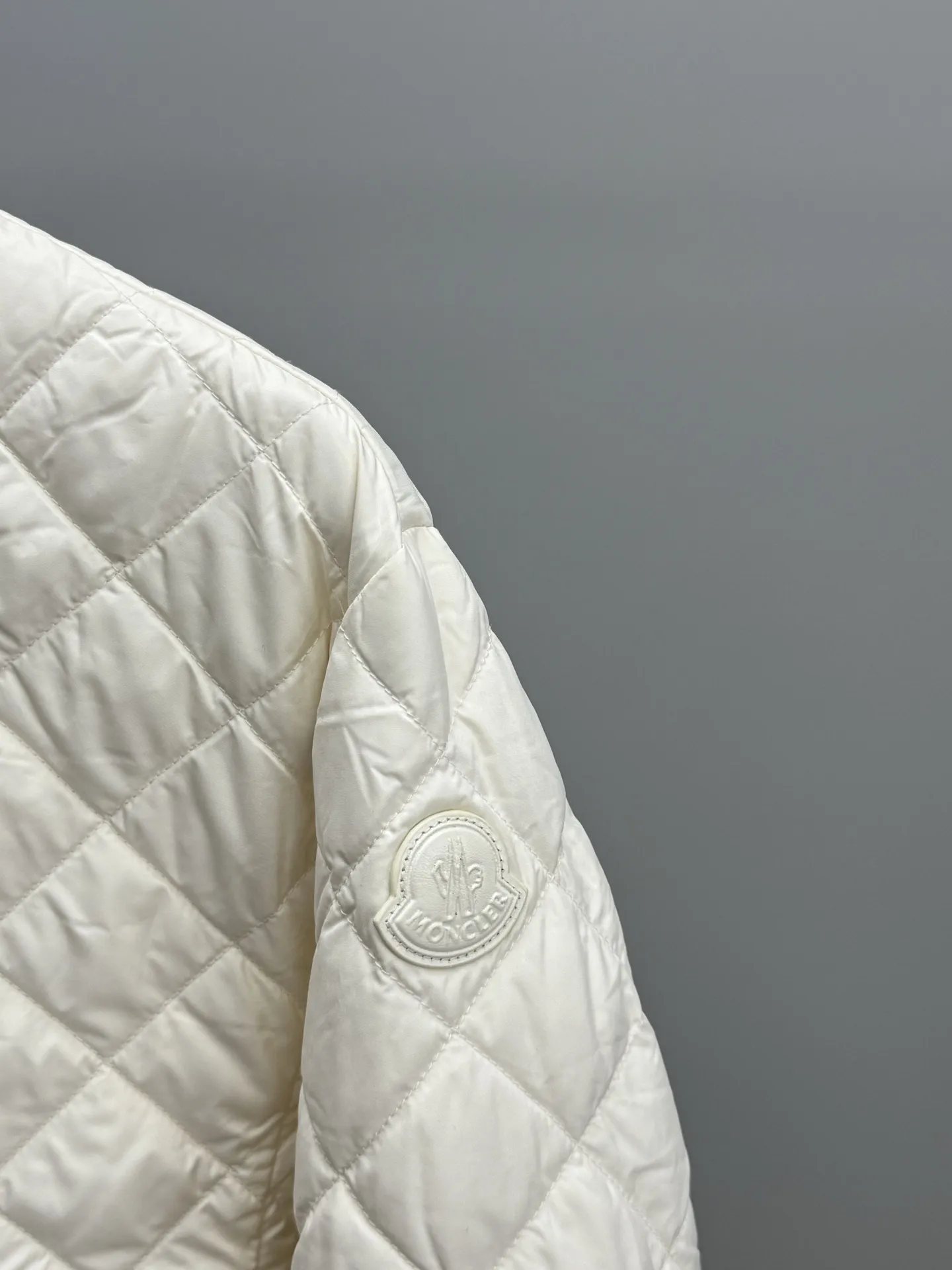 Moncler ひし形チェックのショート丈ダウンジャケットベージュ - 画像 (4)