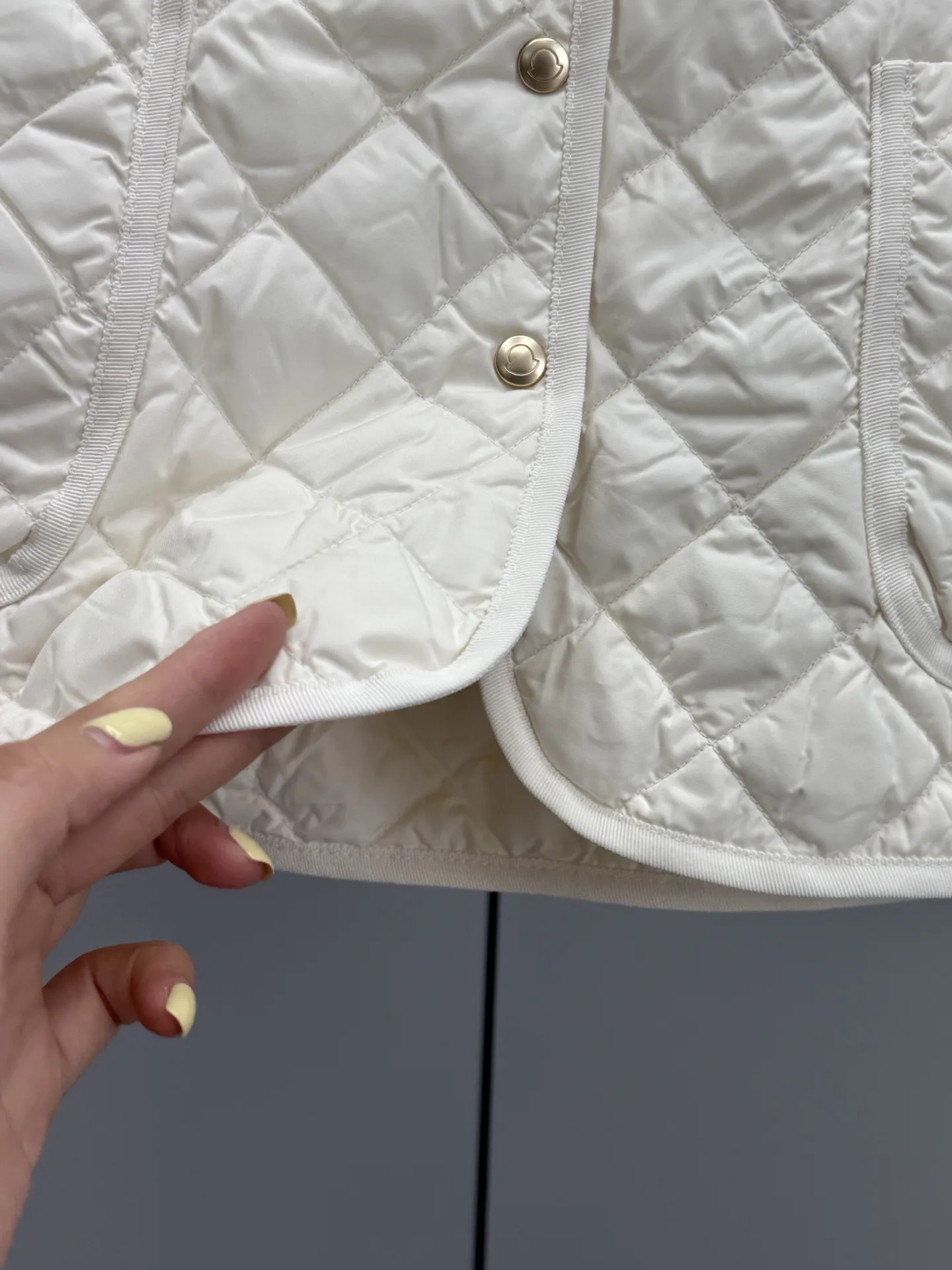 Moncler ひし形チェックのショート丈ダウンジャケットベージュ - 画像 (6)