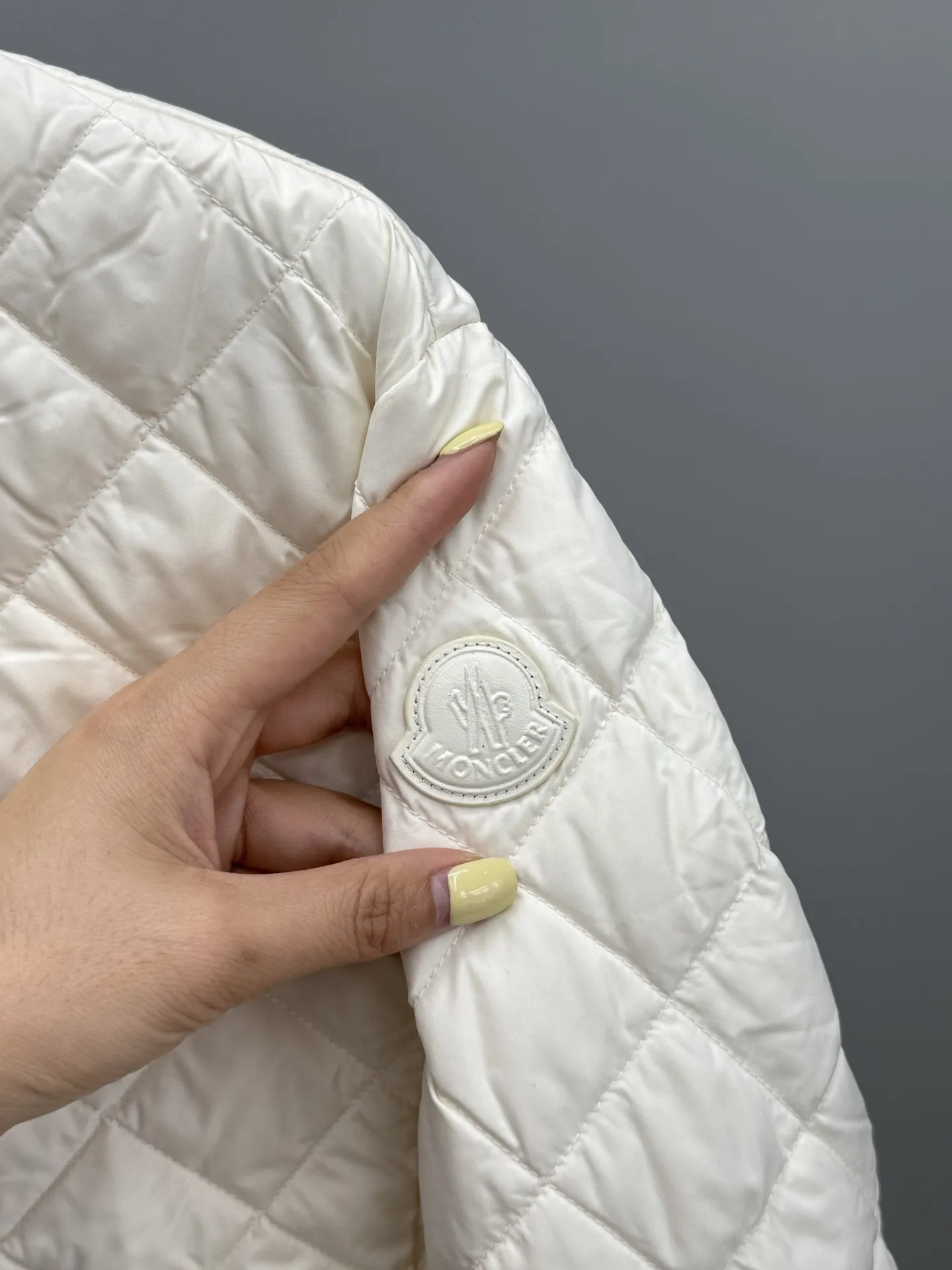 Moncler ひし形チェックのショート丈ダウンジャケットベージュ - 画像 (7)