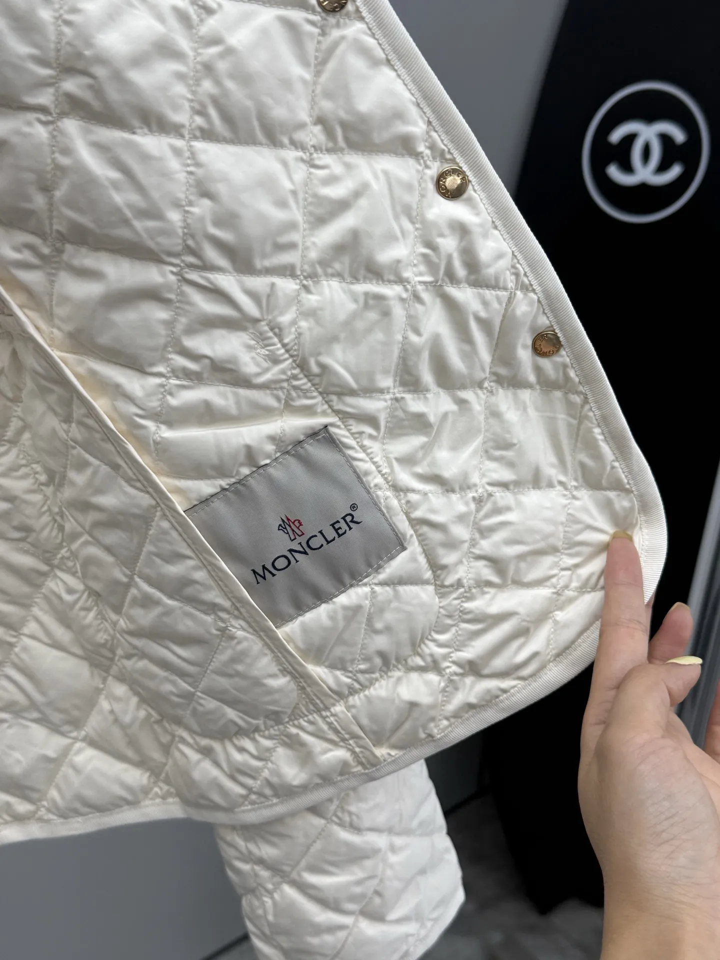 Moncler ひし形チェックのショート丈ダウンジャケットベージュ - 画像 (8)