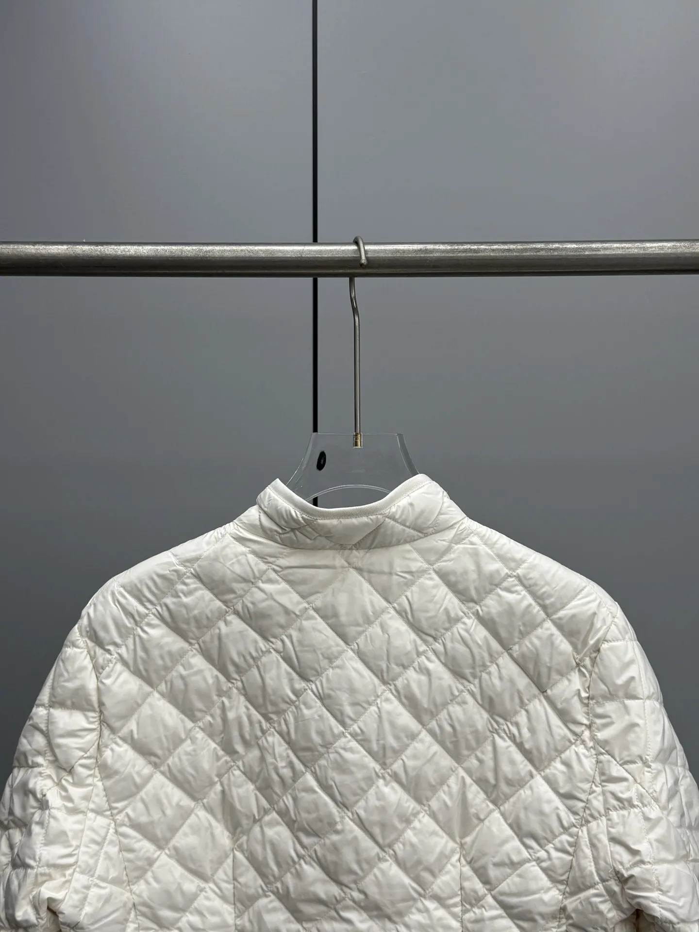 Moncler ひし形チェックのショート丈ダウンジャケットベージュ - 画像 (9)