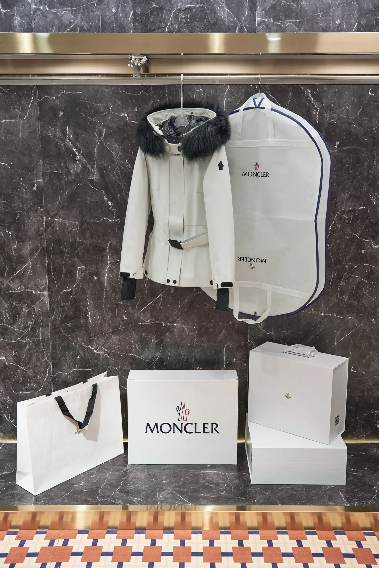 Moncler 白 スキーのダウンジャケット狐の毛糸