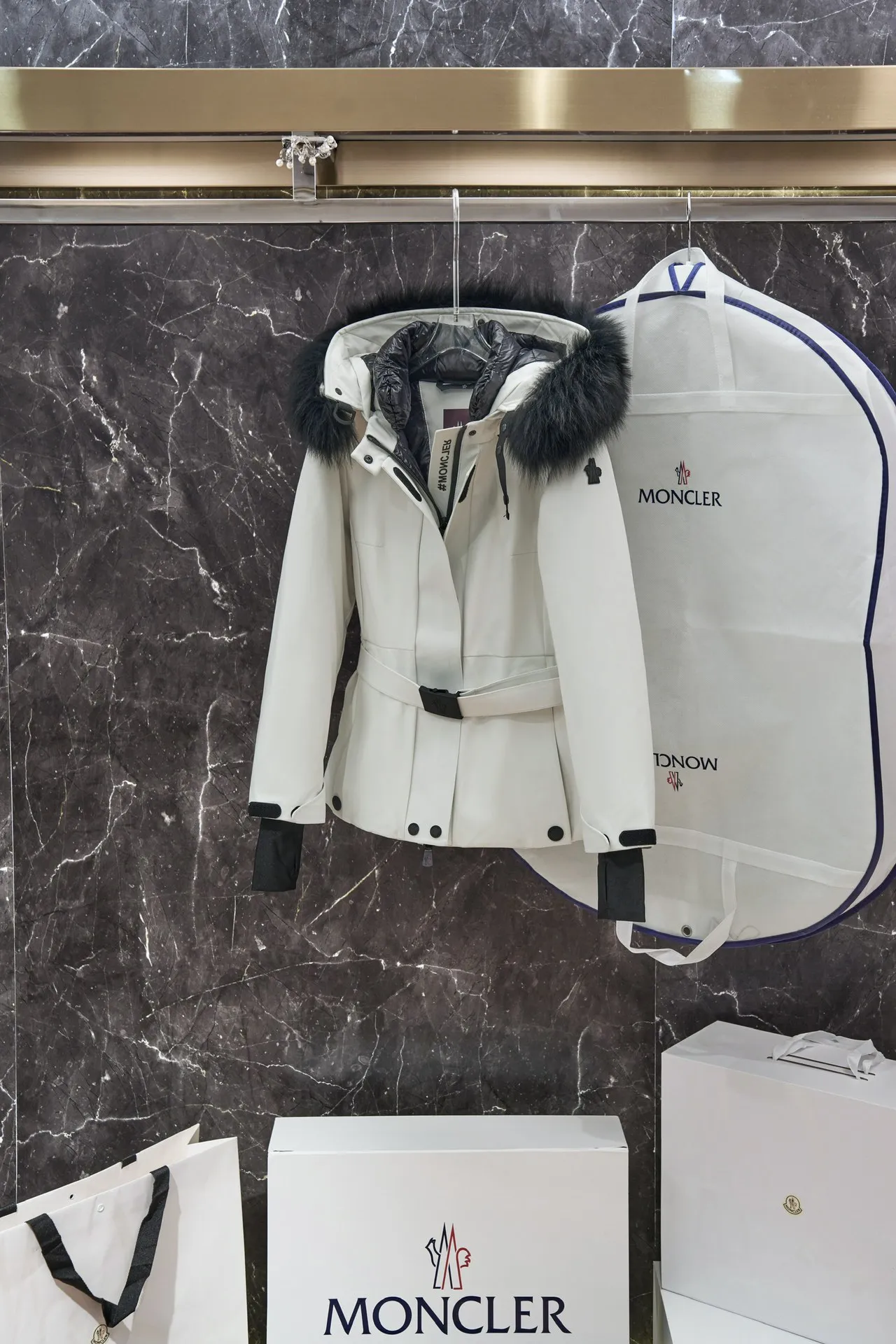 Moncler 白 スキーのダウンジャケット狐の毛糸 - 画像 (4)