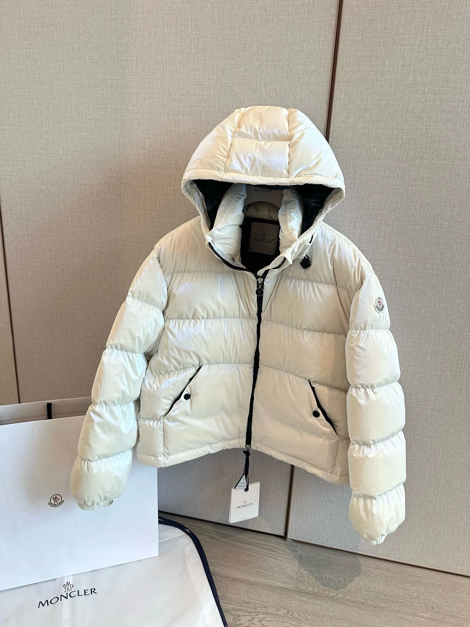 Moncler パールライトホワイトダウンジャケット