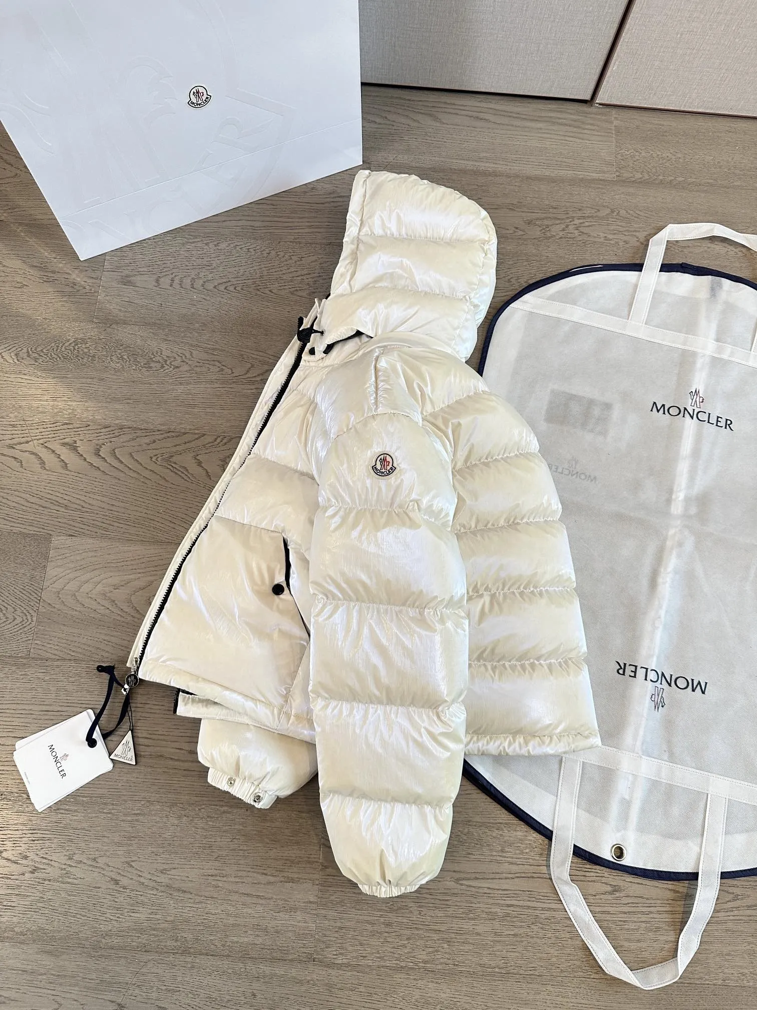 Moncler パールライトホワイトダウンジャケット - 画像 (3)