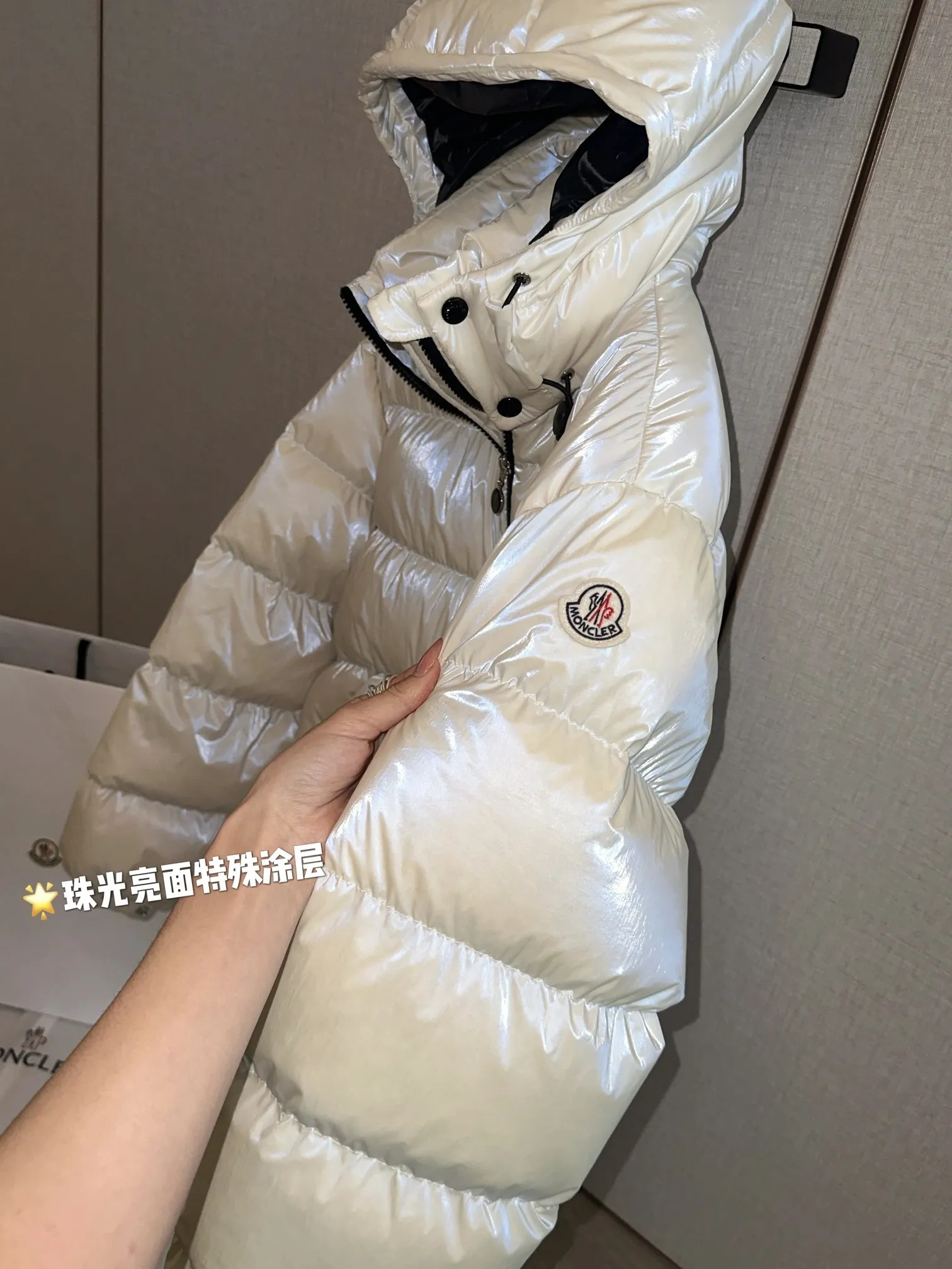 Moncler パールライトホワイトダウンジャケット - 画像 (4)