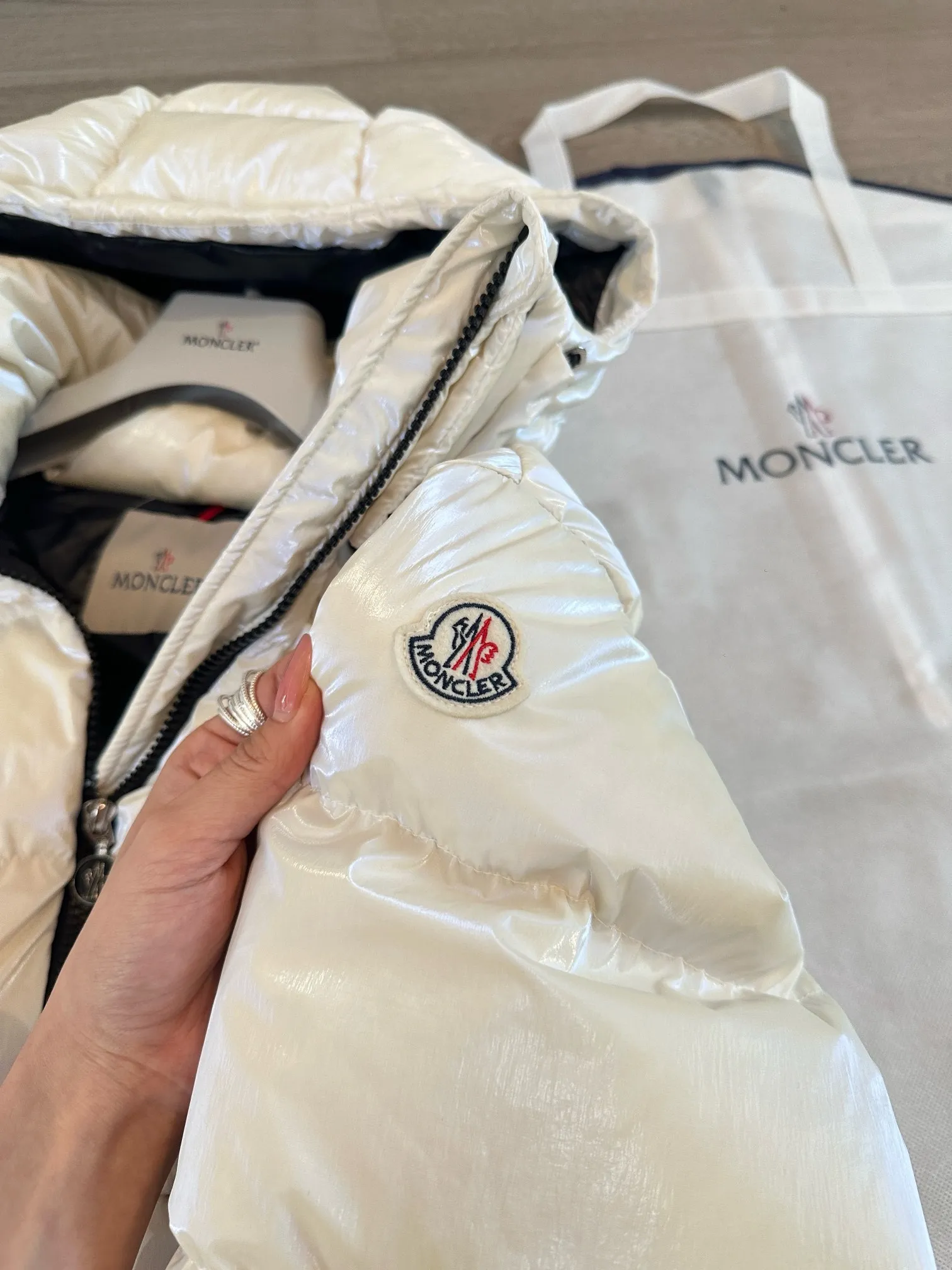 Moncler パールライトホワイトダウンジャケット - 画像 (5)