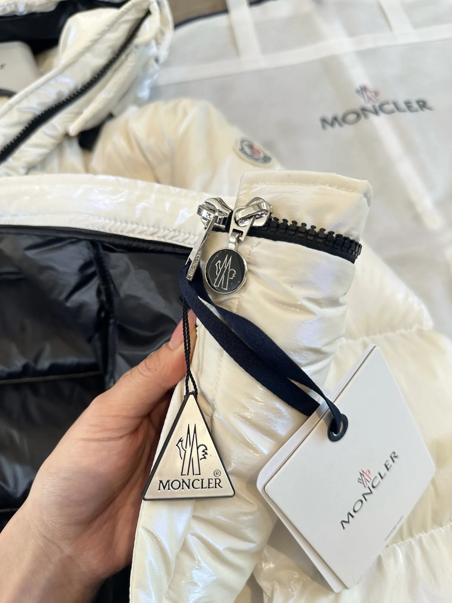 Moncler パールライトホワイトダウンジャケット - 画像 (6)