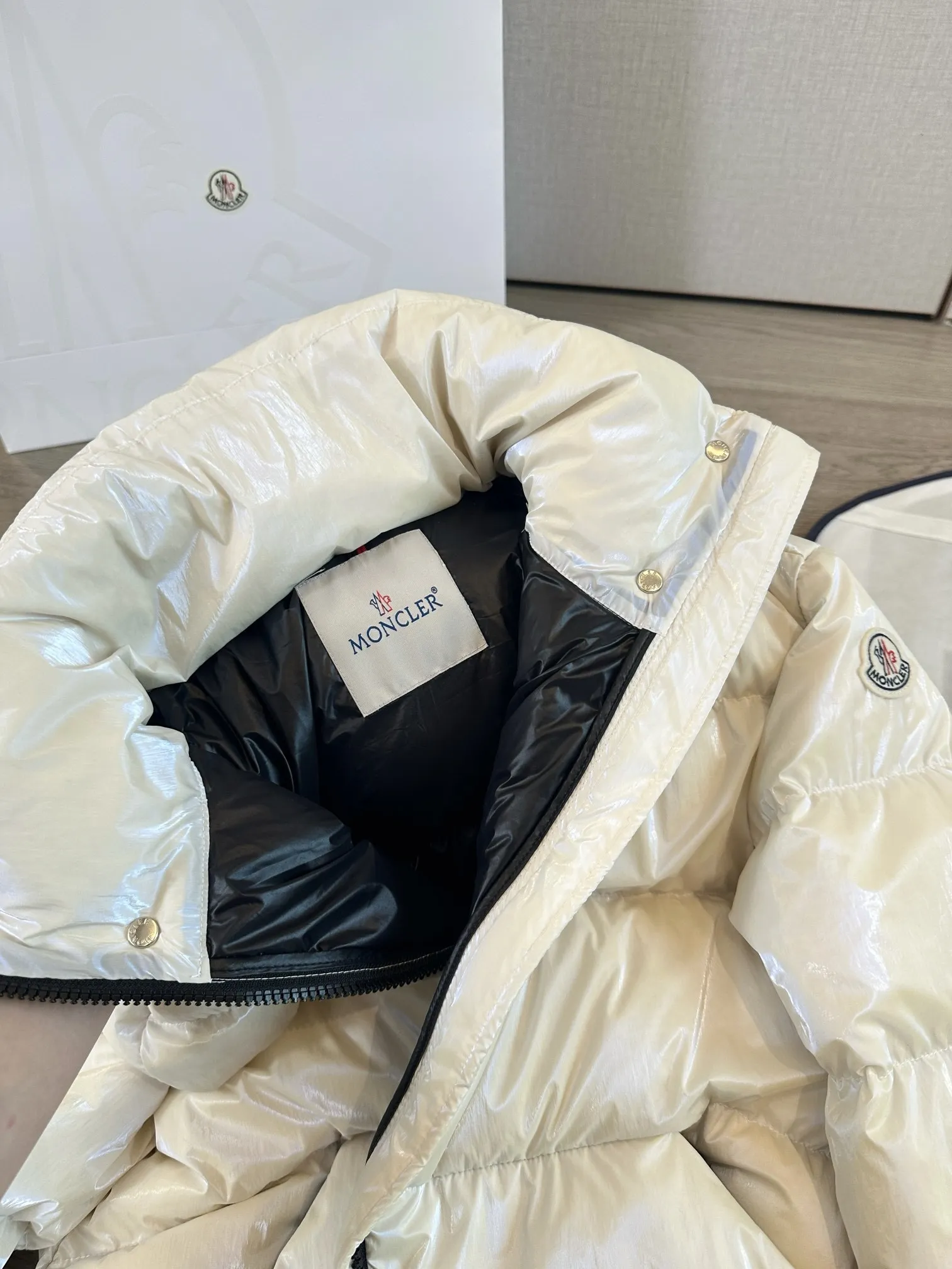 Moncler パールライトホワイトダウンジャケット - 画像 (7)