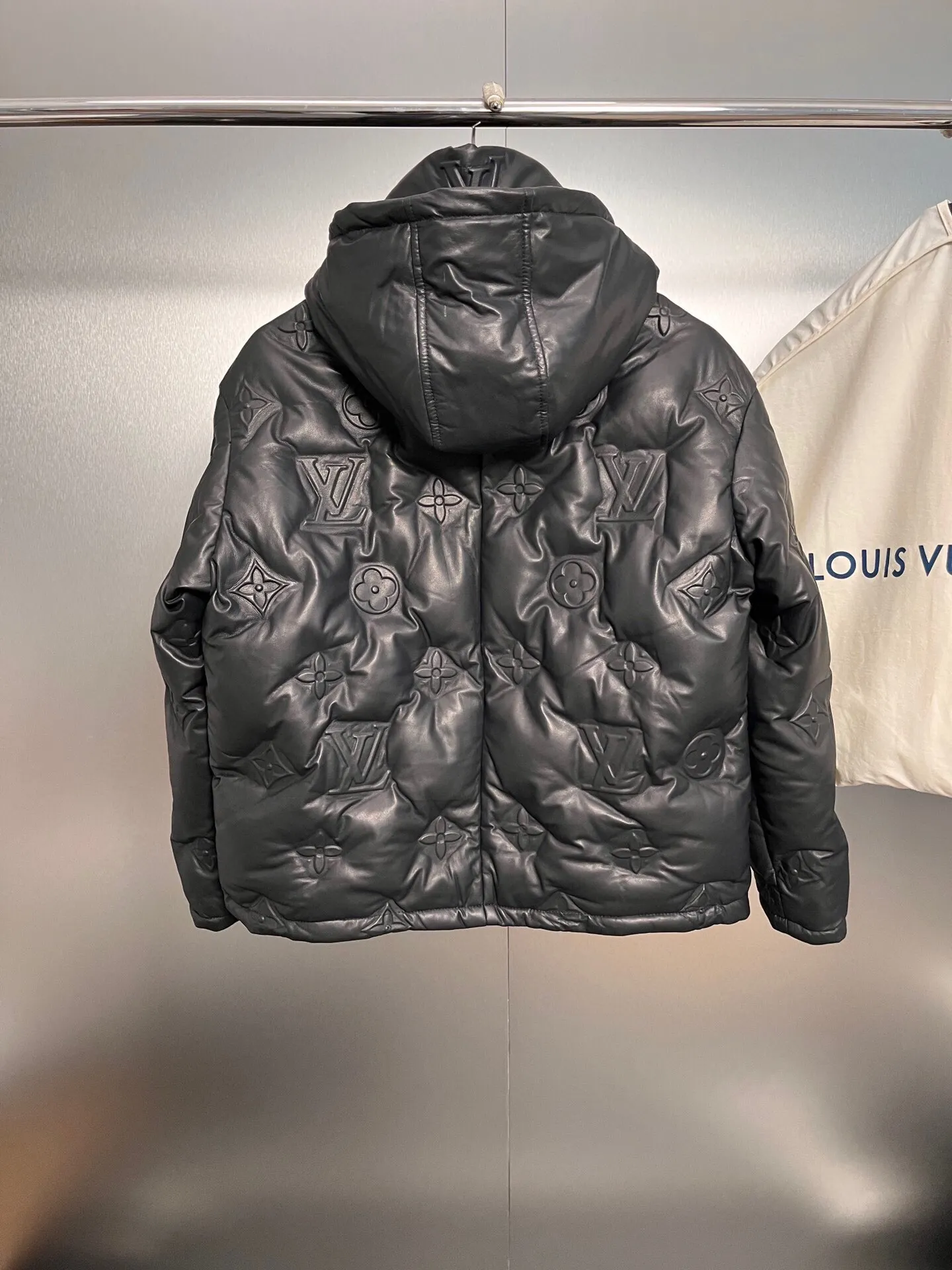 Louis Vuitton 黒エンボスフードコートダウンジャケット - 画像 (3)