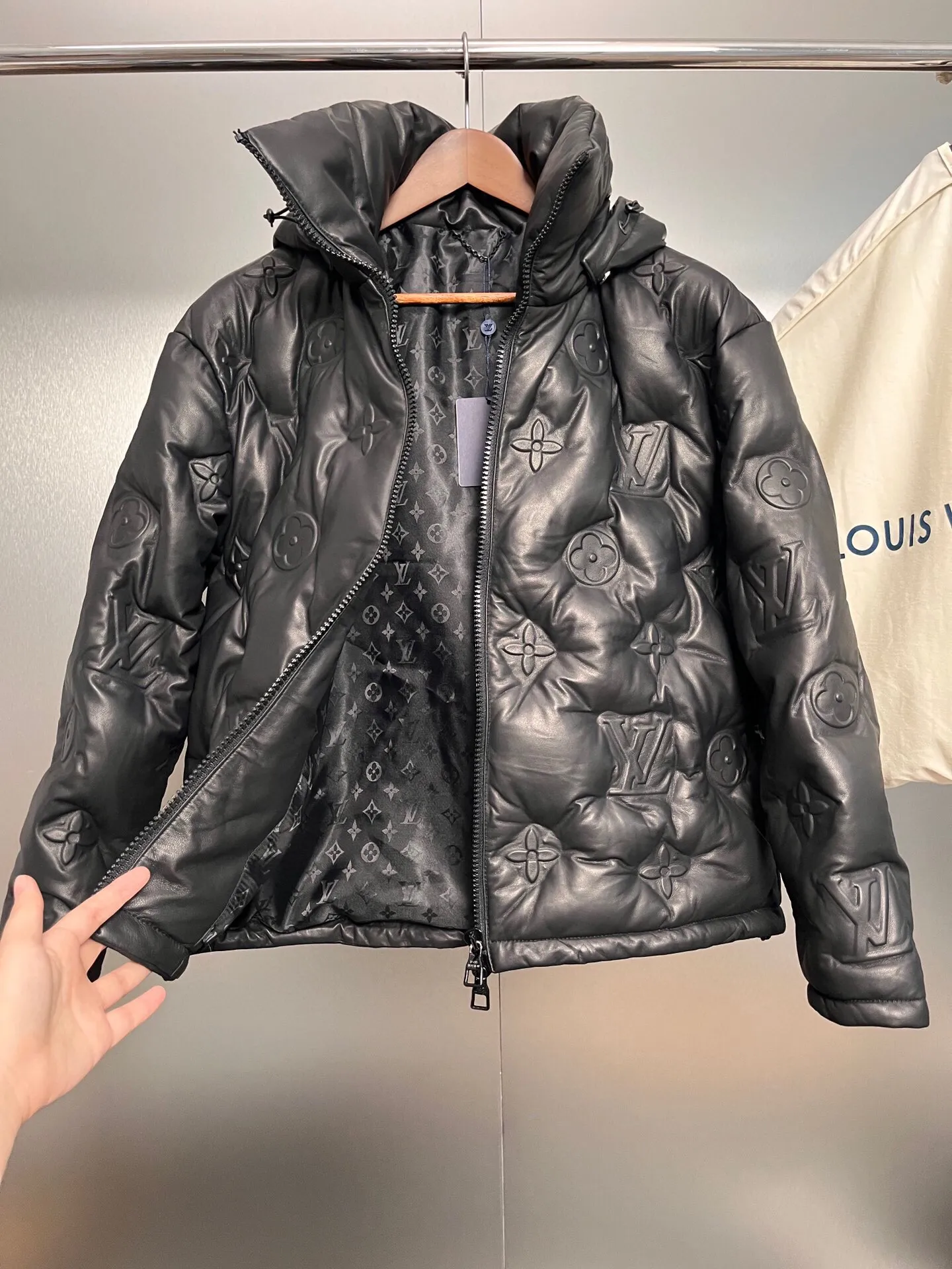 Louis Vuitton 黒エンボスフードコートダウンジャケット - 画像 (4)