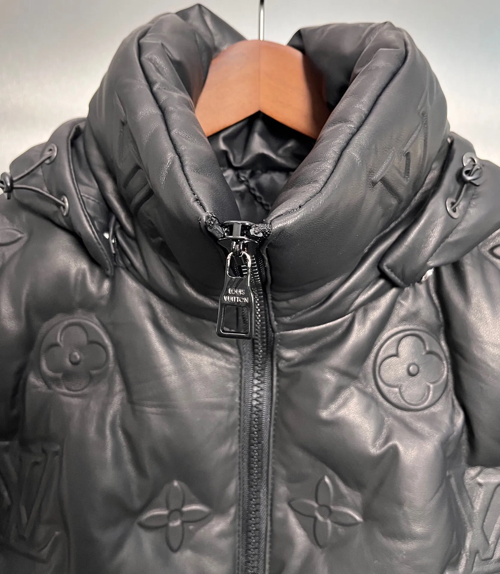 Louis Vuitton 黒エンボスフードコートダウンジャケット - 画像 (5)