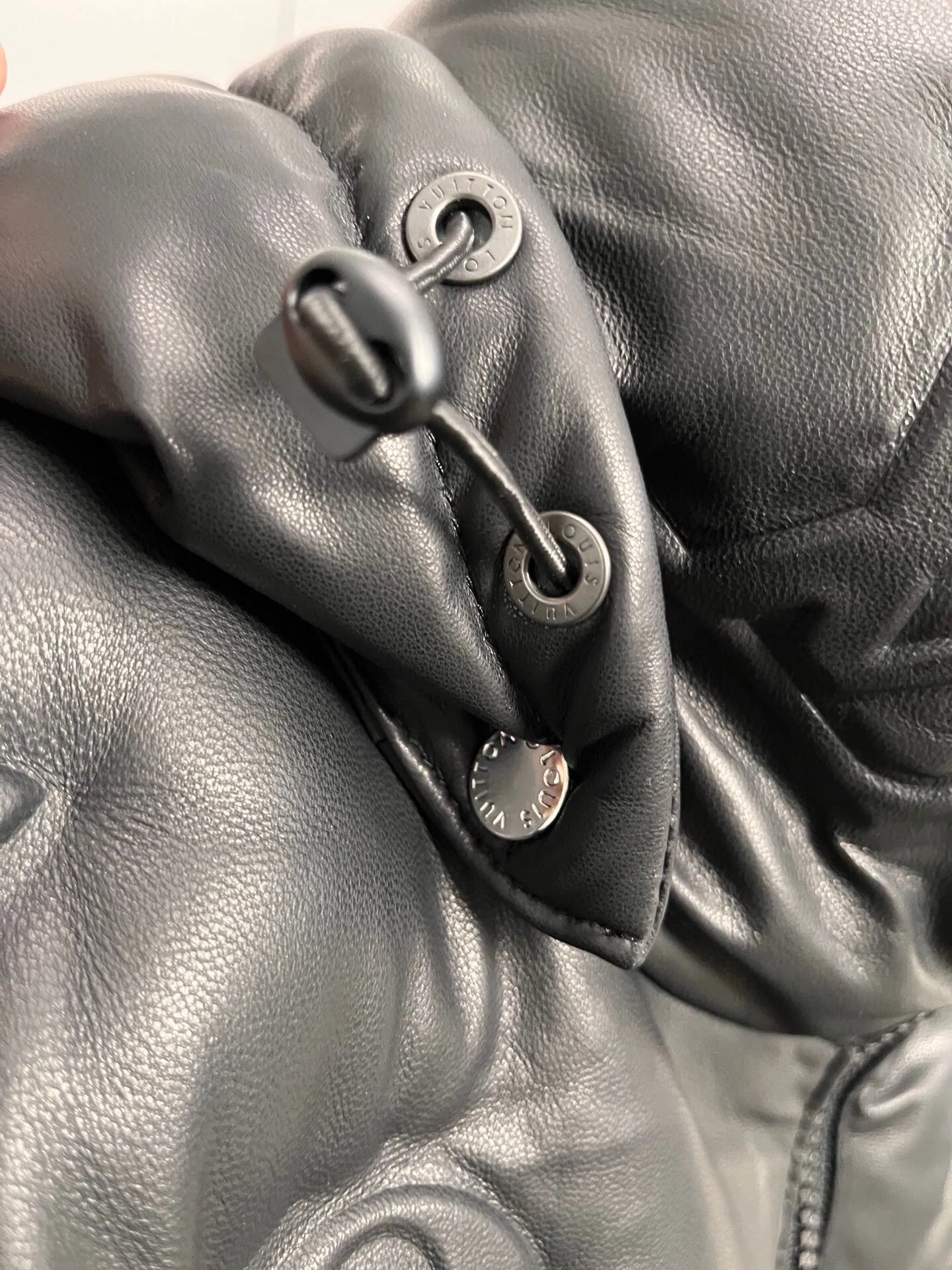 Louis Vuitton 黒エンボスフードコートダウンジャケット - 画像 (6)