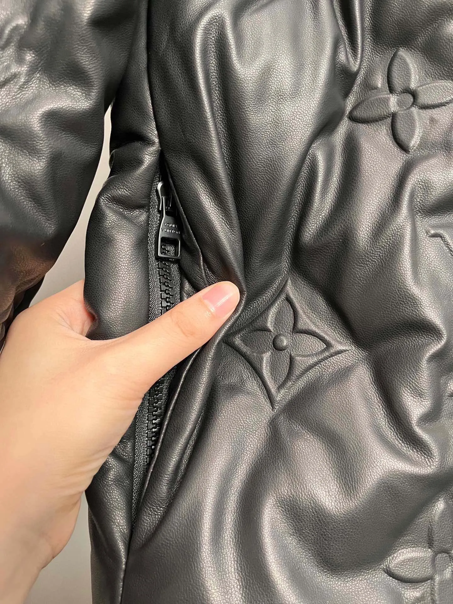 Louis Vuitton 黒エンボスフードコートダウンジャケット - 画像 (7)