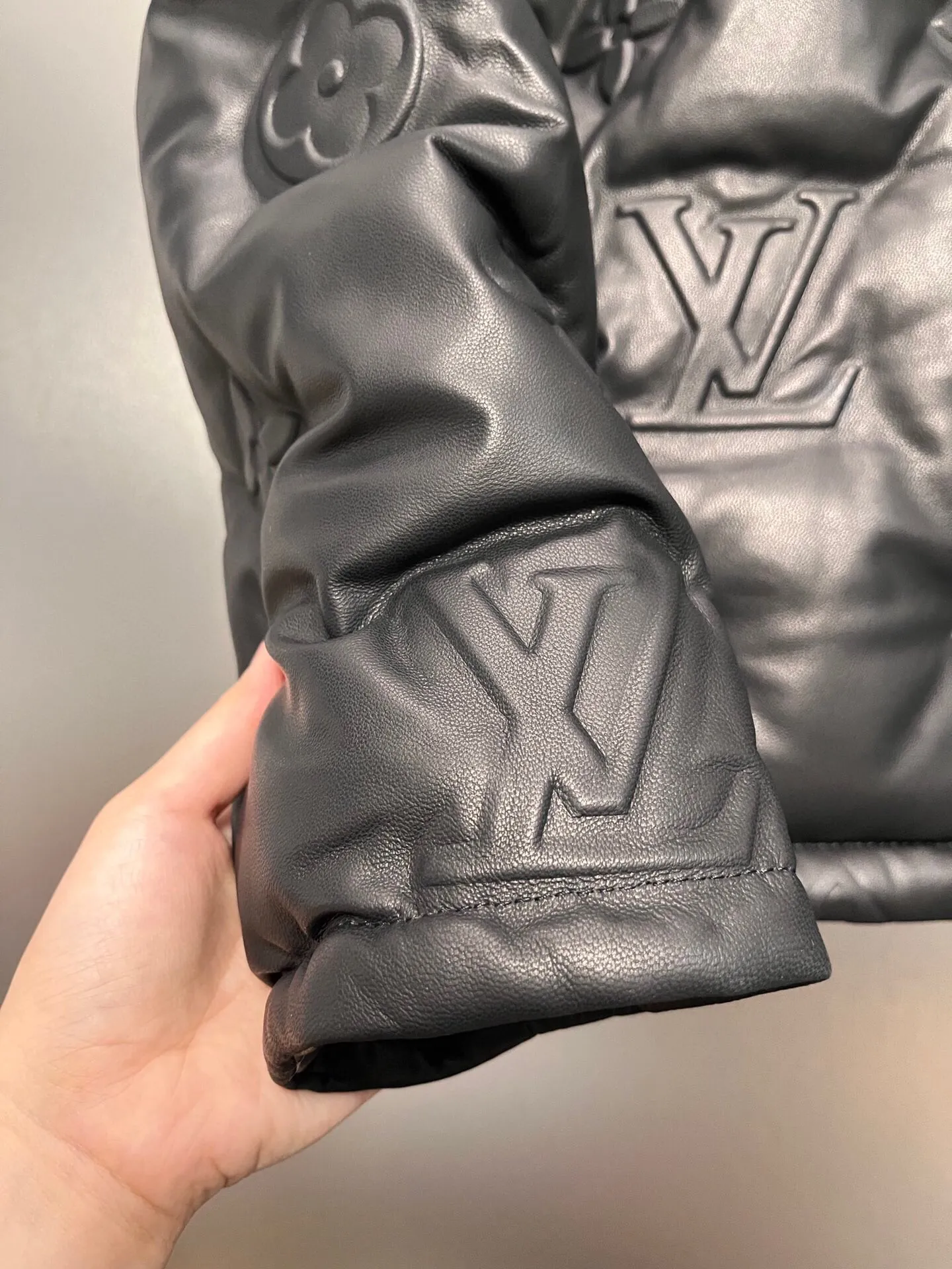 Louis Vuitton 黒エンボスフードコートダウンジャケット - 画像 (8)