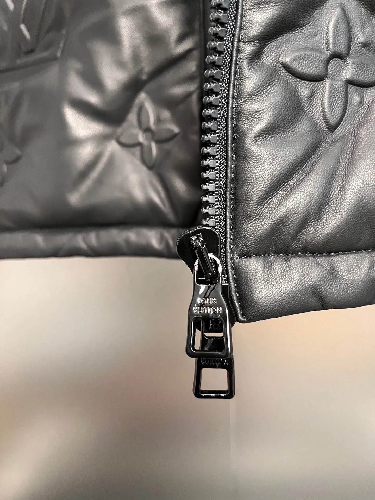Louis Vuitton 黒エンボスフードコートダウンジャケット - 画像 (9)