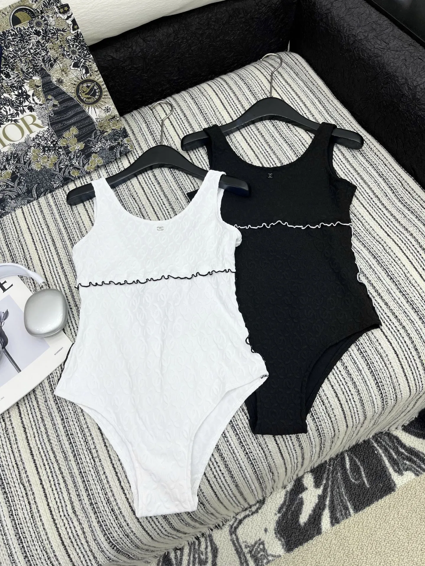 Chanel 黒色 クラシック水着スタイルワンピース - 画像 (4)