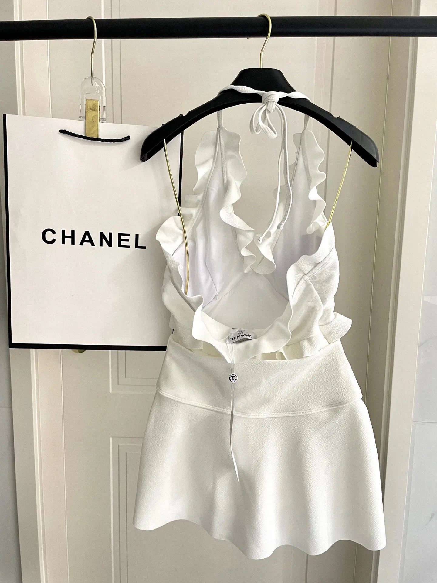 CHANEL 白いフリル付きスイムドレス - 画像 (5)