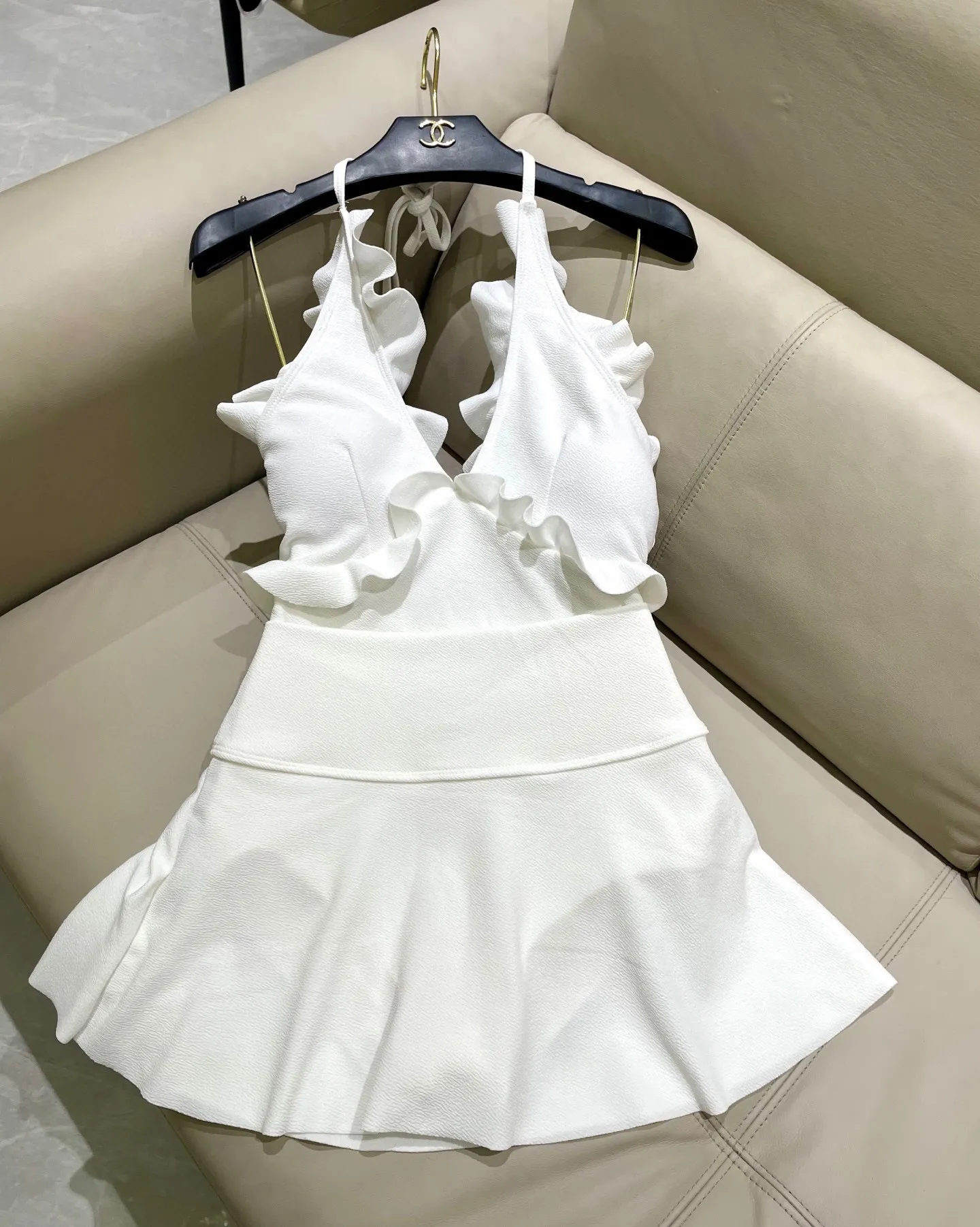 CHANEL 白いフリル付きスイムドレス - 画像 (6)
