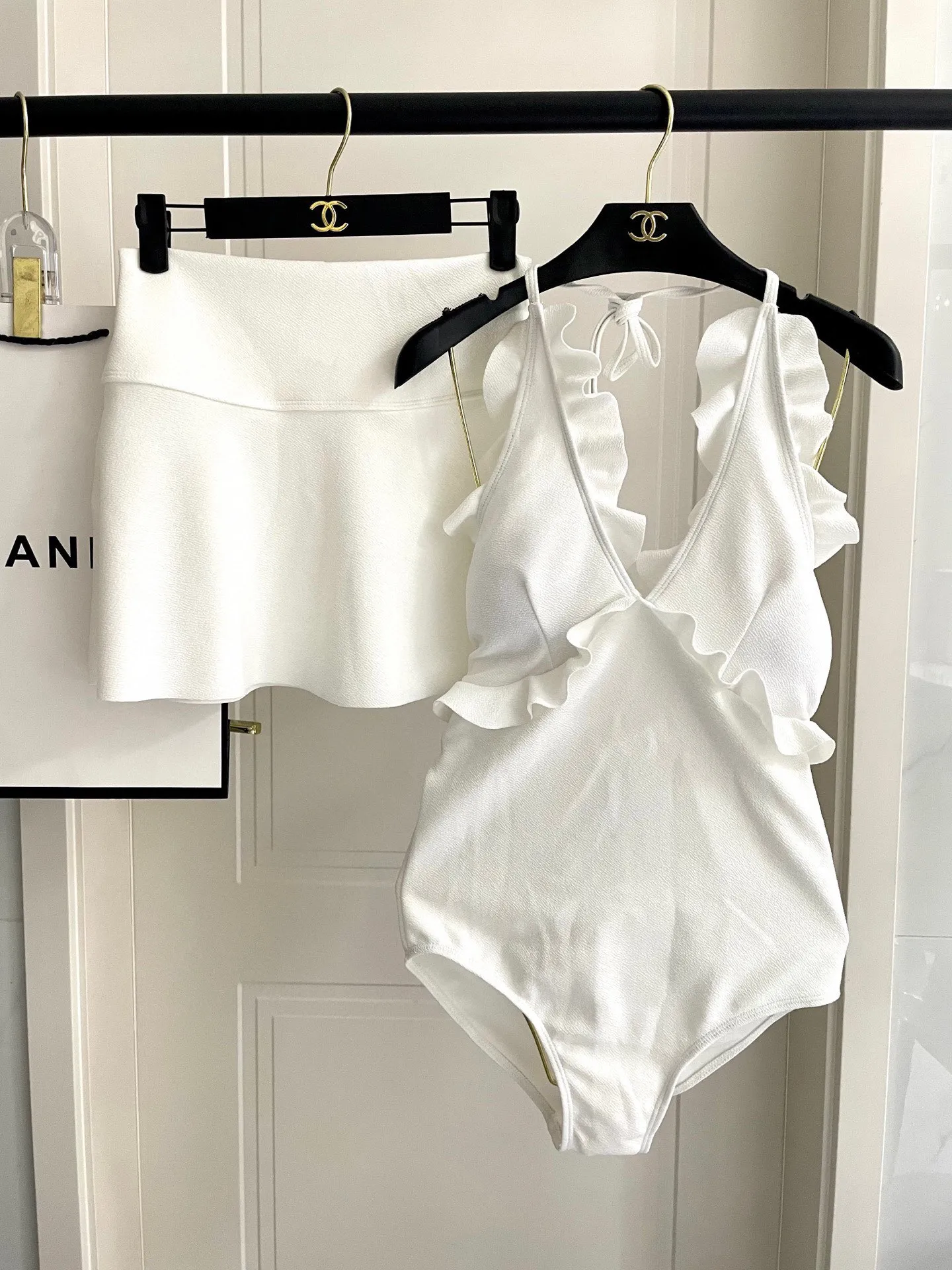 CHANEL 白いフリル付きスイムドレス - 画像 (7)