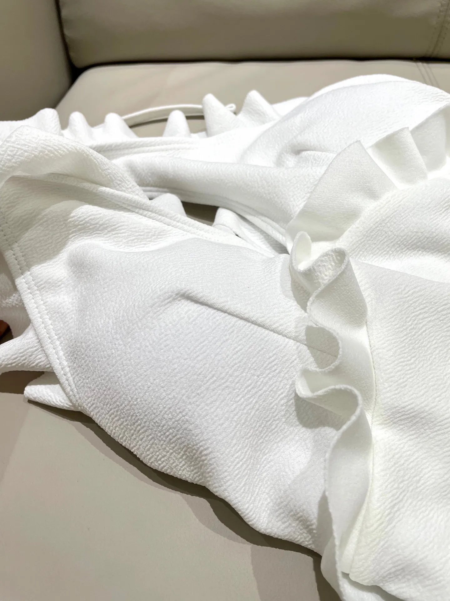 CHANEL 白いフリル付きスイムドレス - 画像 (10)