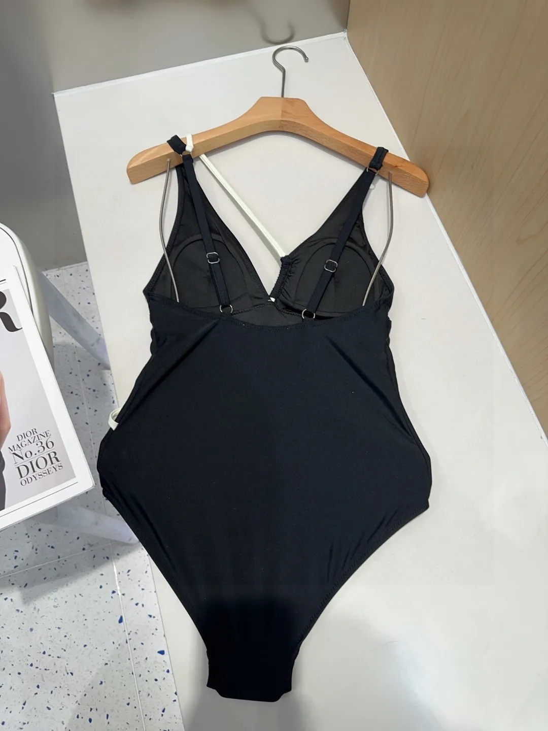 CHANELブラックワンピース水着バラ付き - 画像 (3)