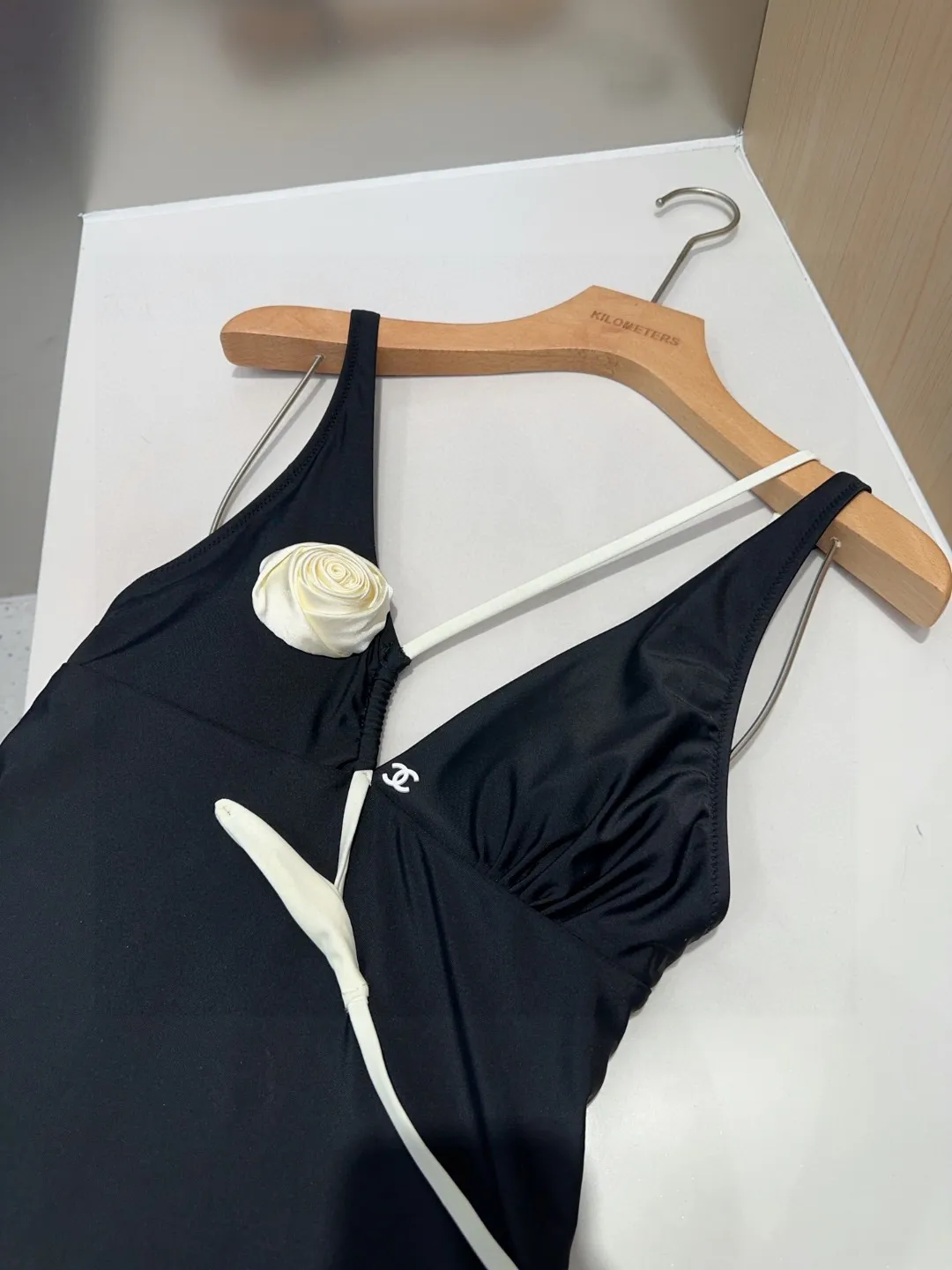 CHANELブラックワンピース水着バラ付き - 画像 (4)