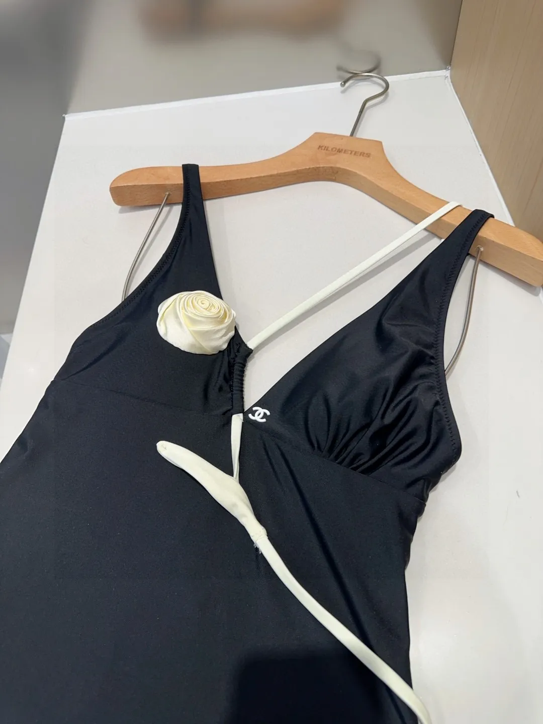 CHANELブラックワンピース水着バラ付き - 画像 (5)