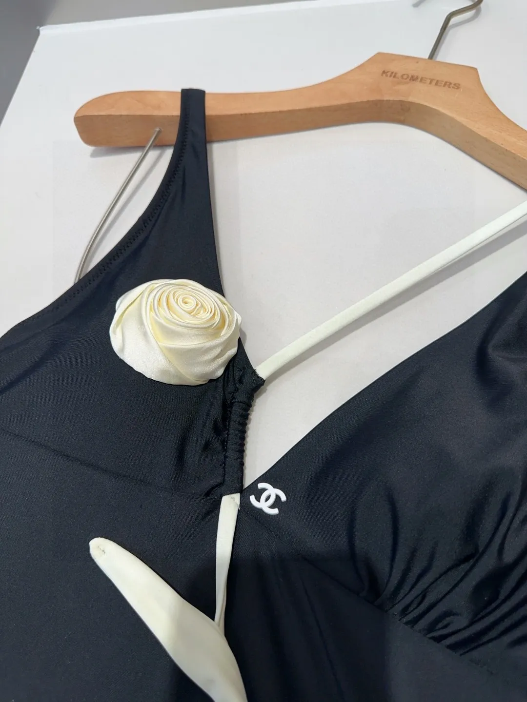 CHANELブラックワンピース水着バラ付き - 画像 (7)