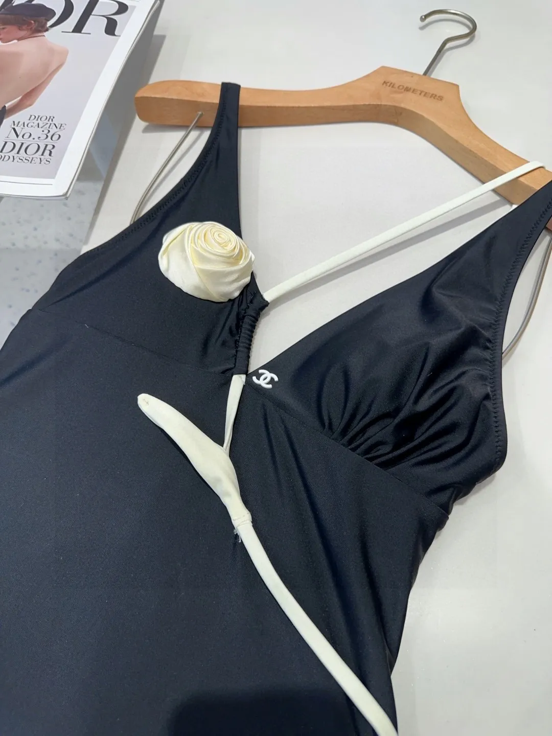 CHANELブラックワンピース水着バラ付き - 画像 (8)