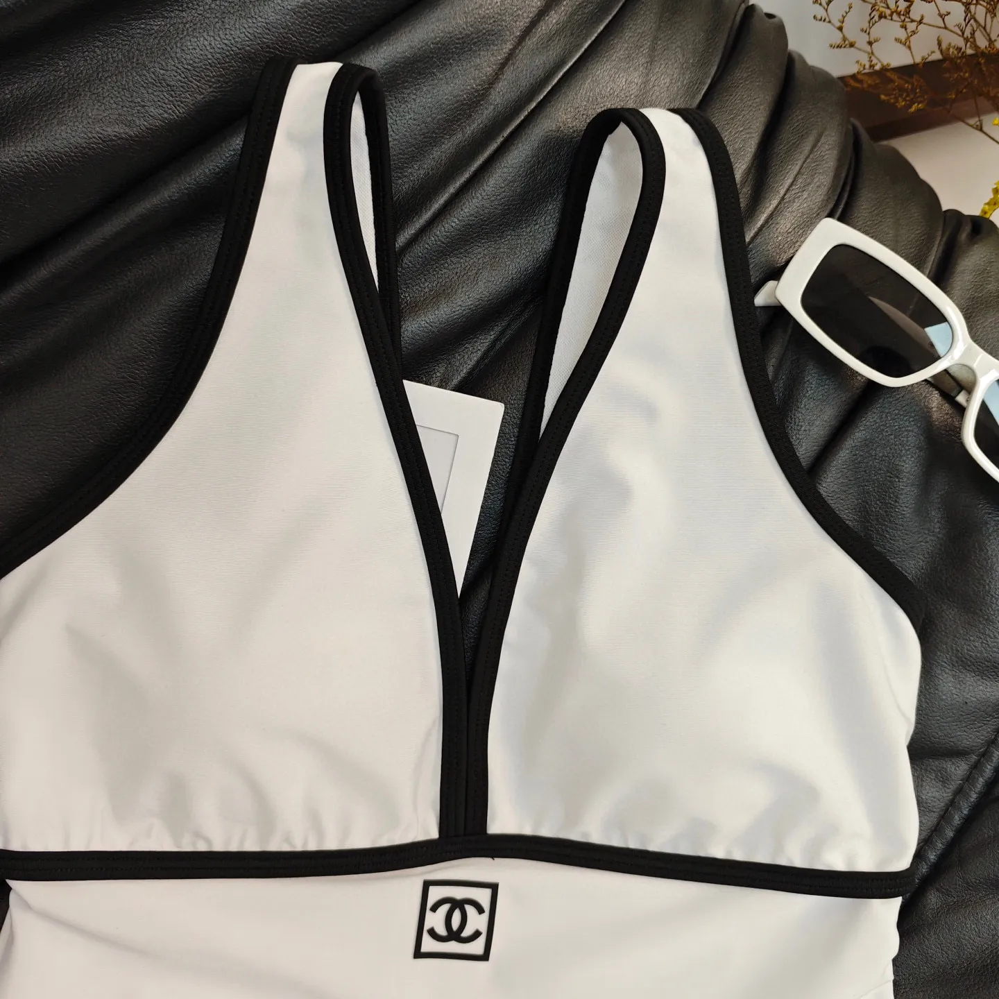 Chanel 25ss ワンピース水着 ホワイト Vネック - 画像 (4)