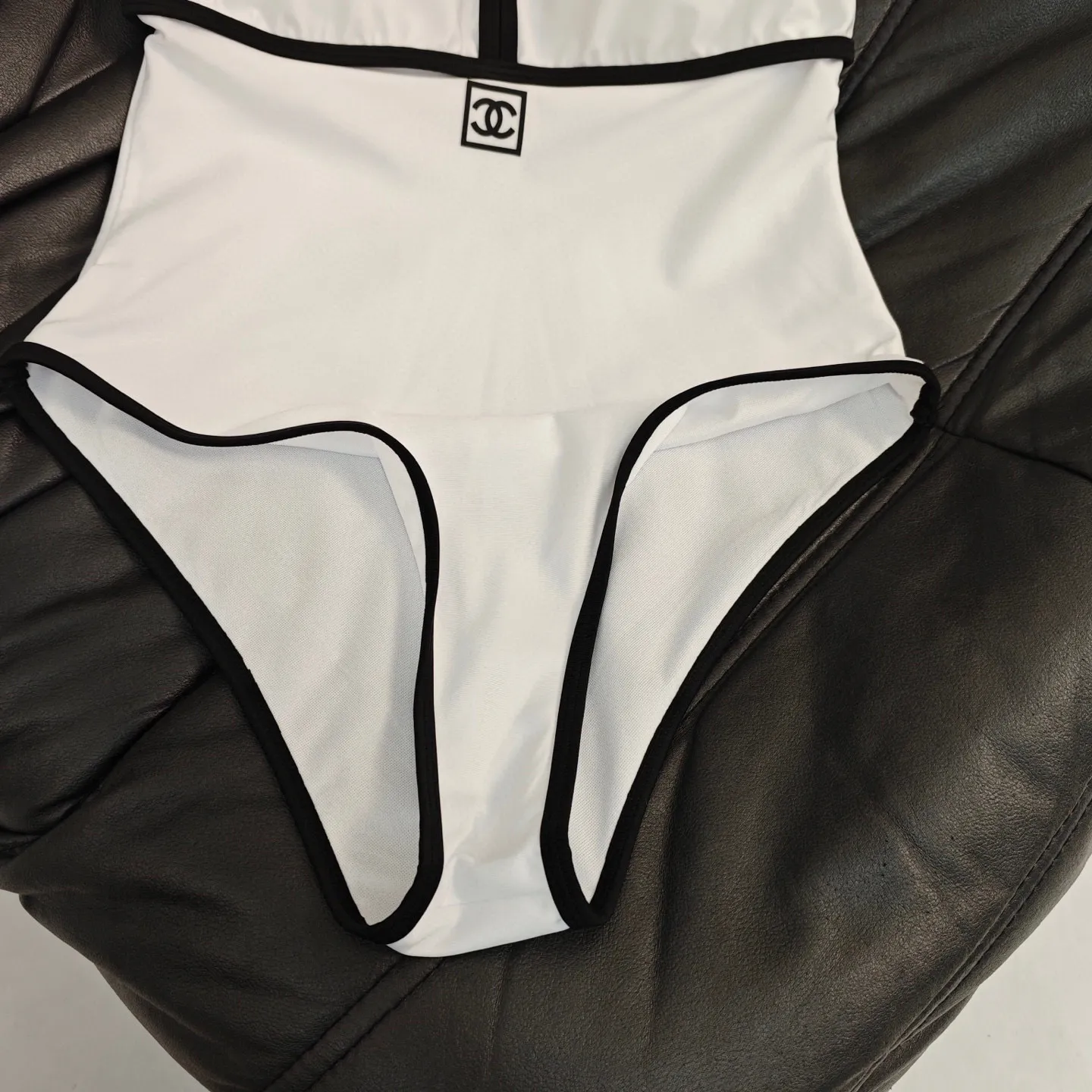 Chanel 25ss ワンピース水着 ホワイト Vネック - 画像 (5)