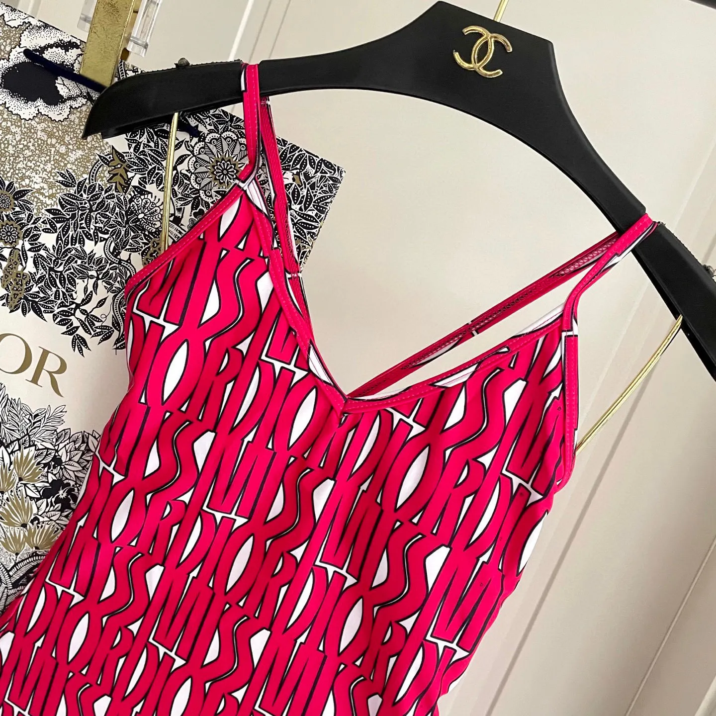 Christian Dior ピンクワンピース水着 新作デザイン - 画像 (6)