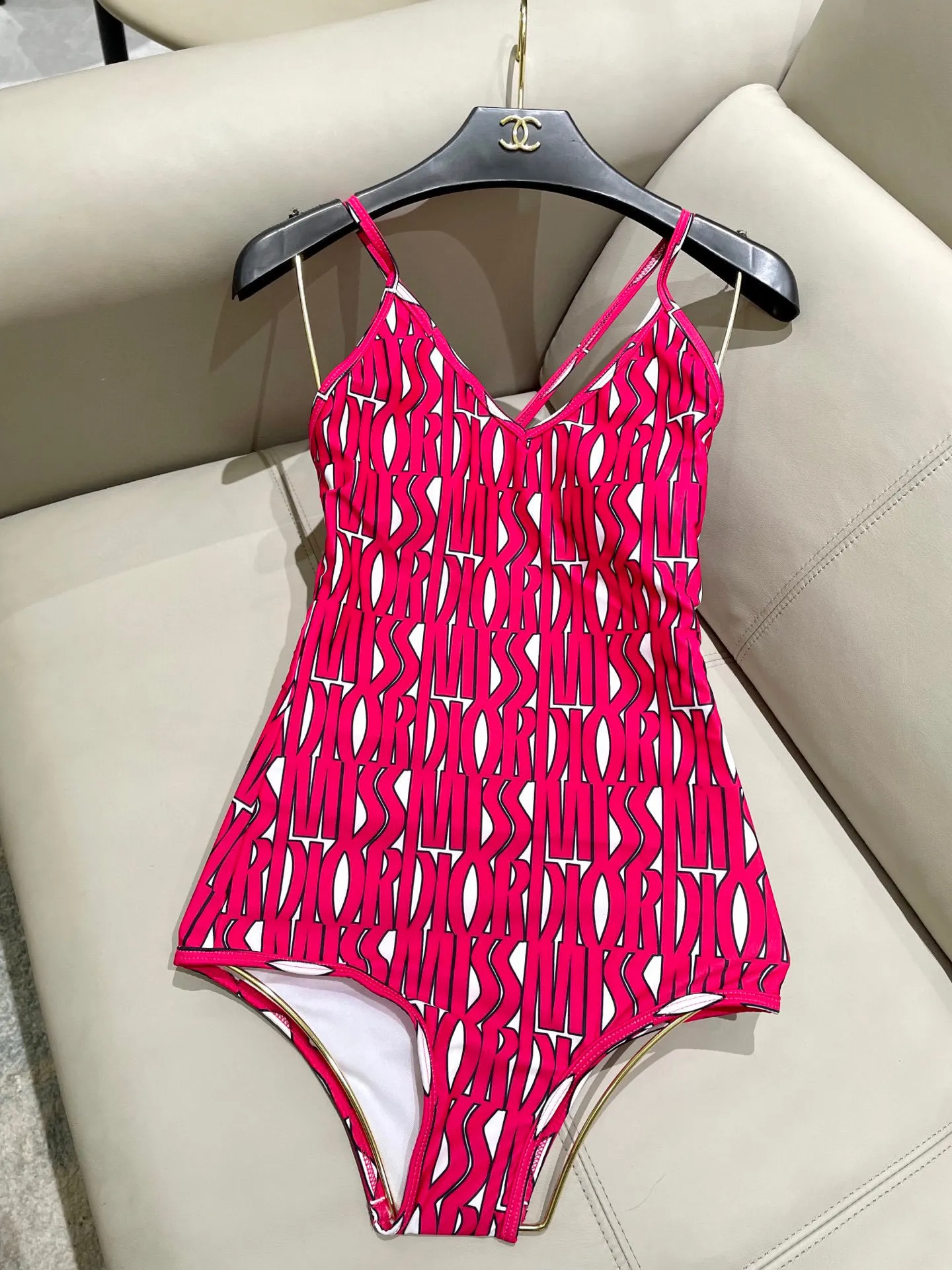 Christian Dior ピンクワンピース水着 新作デザイン - 画像 (9)