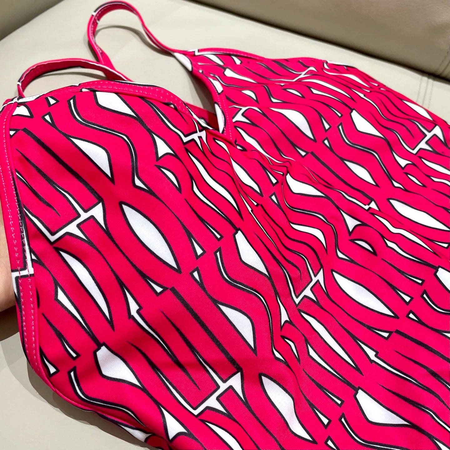 Christian Dior ピンクワンピース水着 新作デザイン - 画像 (11)