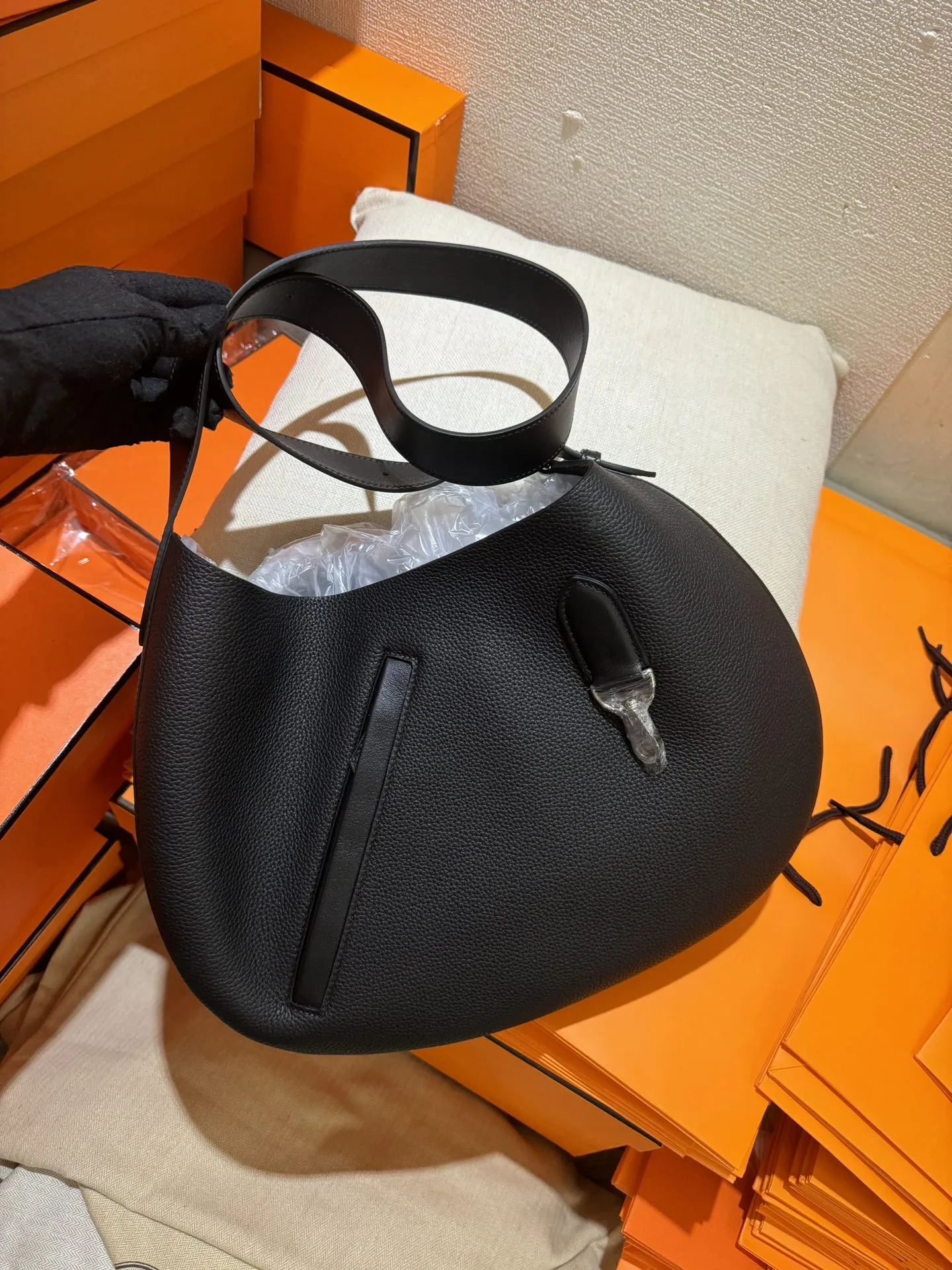 HERMES 23春夏女 黒 わきの下包み