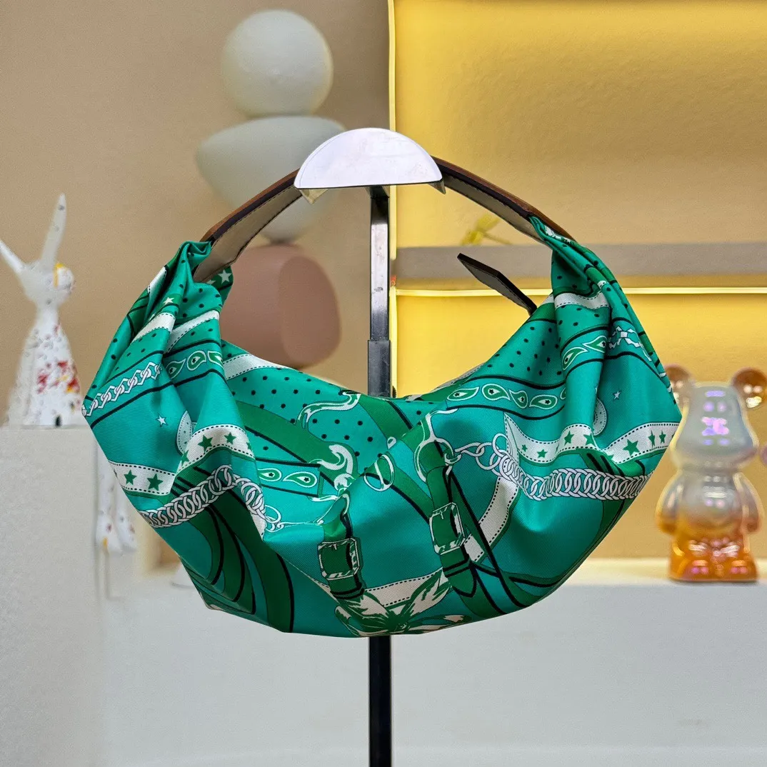 Hermès Balusoie グリーン シルクスカーフバッグ