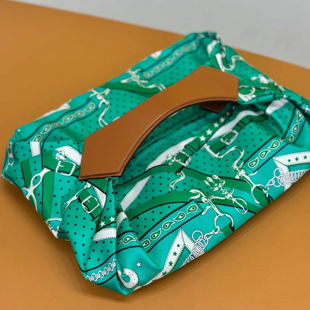 Hermès Balusoie グリーン シルクスカーフバッグ - 画像 (3)