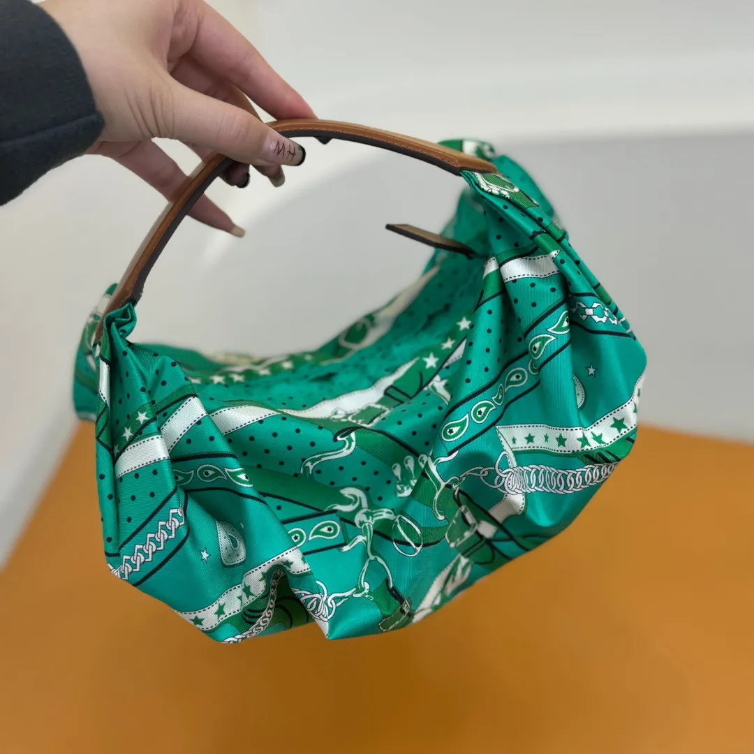 Hermès Balusoie グリーン シルクスカーフバッグ - 画像 (4)