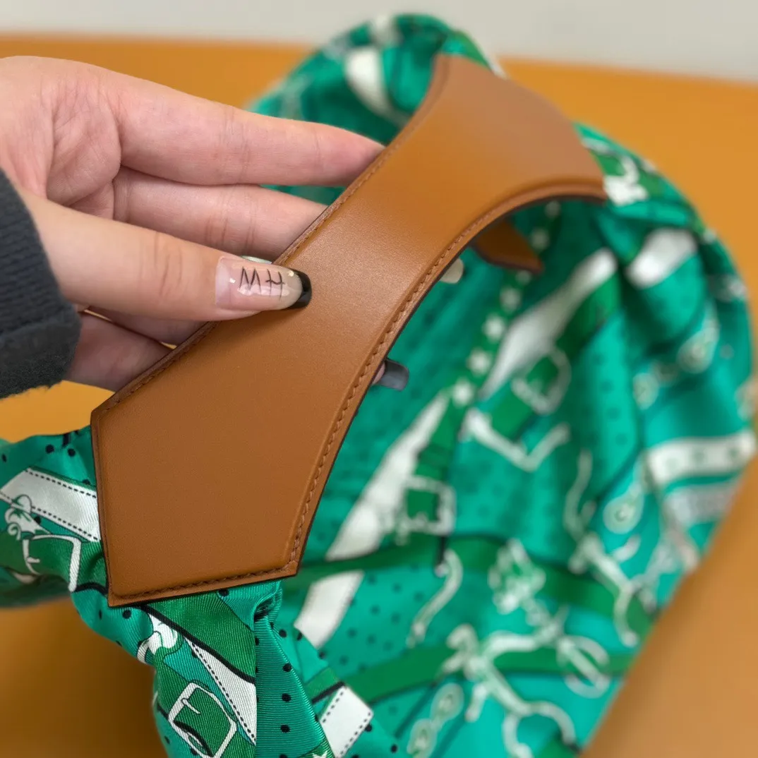 Hermès Balusoie グリーン シルクスカーフバッグ - 画像 (5)