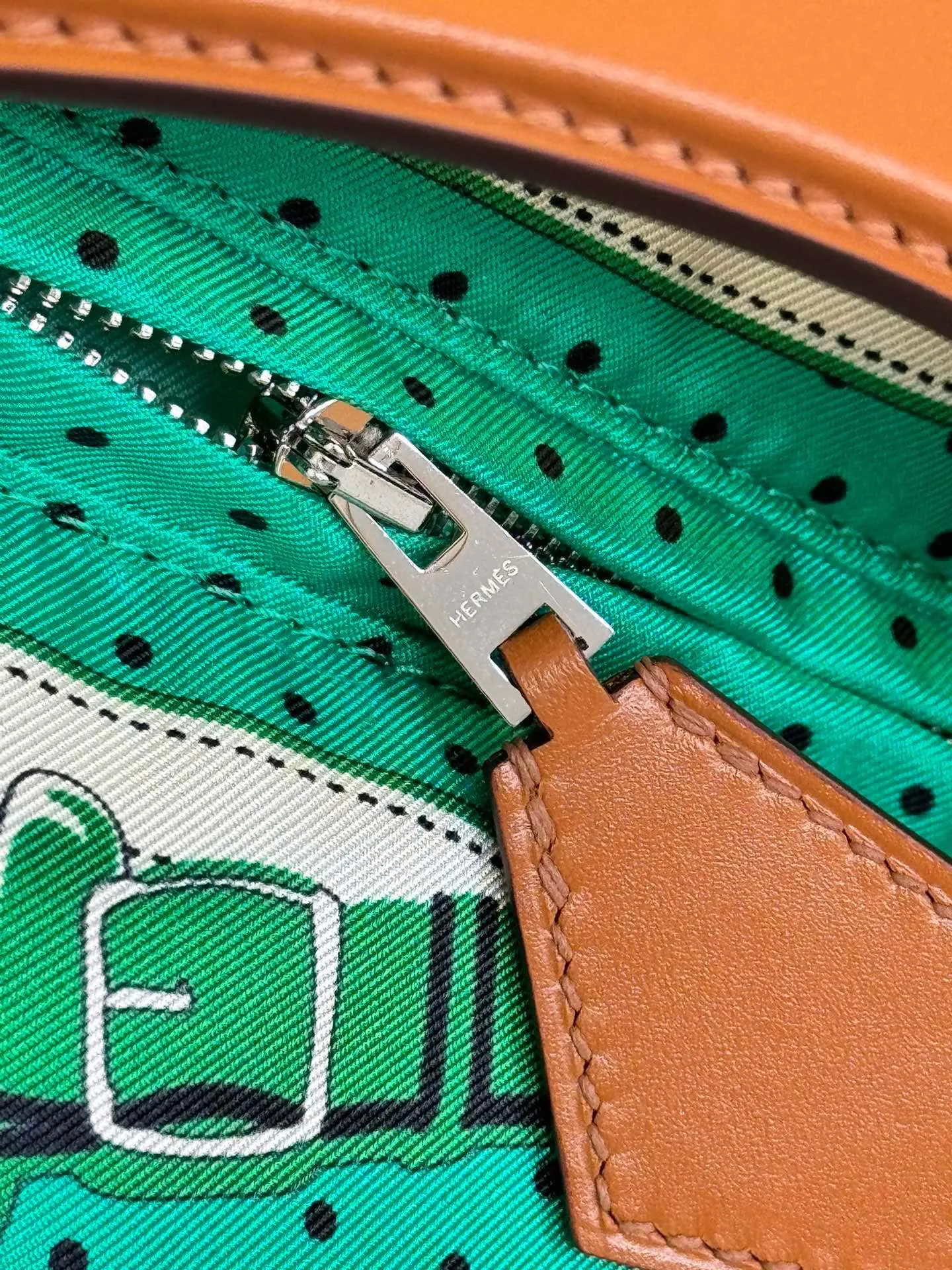 Hermès Balusoie グリーン シルクスカーフバッグ - 画像 (7)