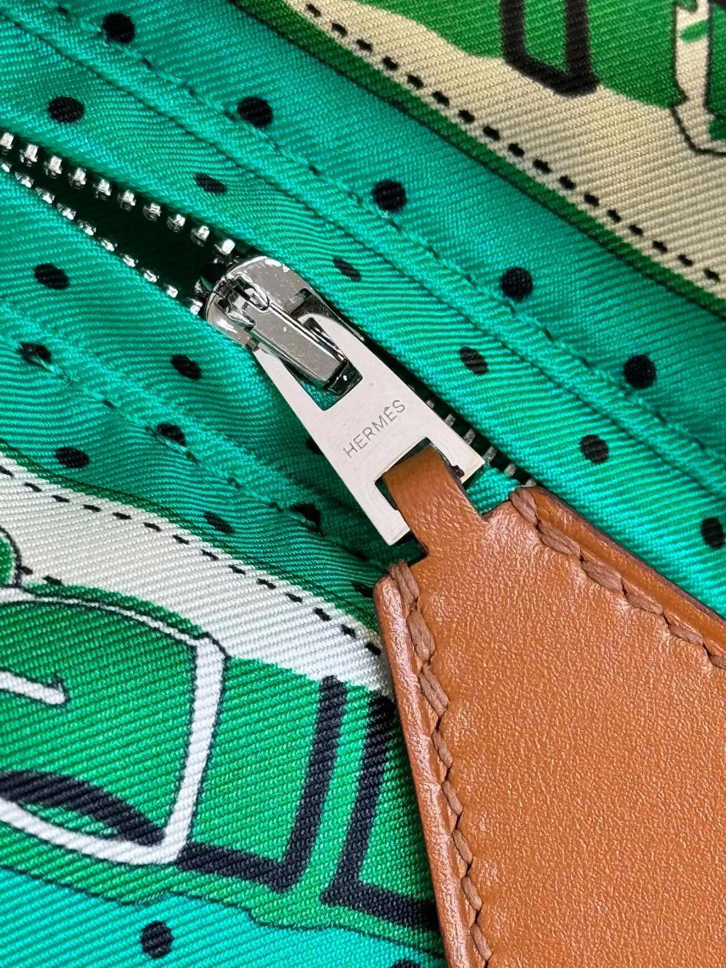 Hermès Balusoie グリーン シルクスカーフバッグ - 画像 (8)