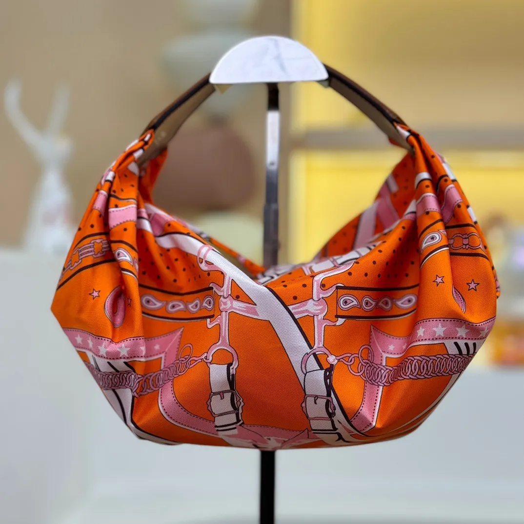 HERMÈS Balusoie オレンジ シルクスカーフバッグ