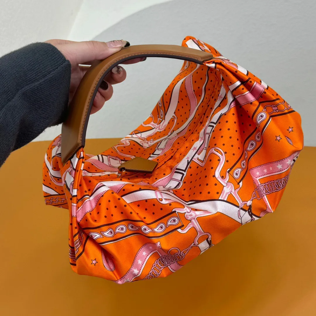 HERMÈS Balusoie オレンジ シルクスカーフバッグ - 画像 (4)