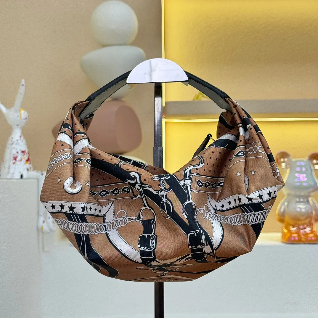 HERMÈS Balusoie シルクスカーフバッグ ブラウン スタイル