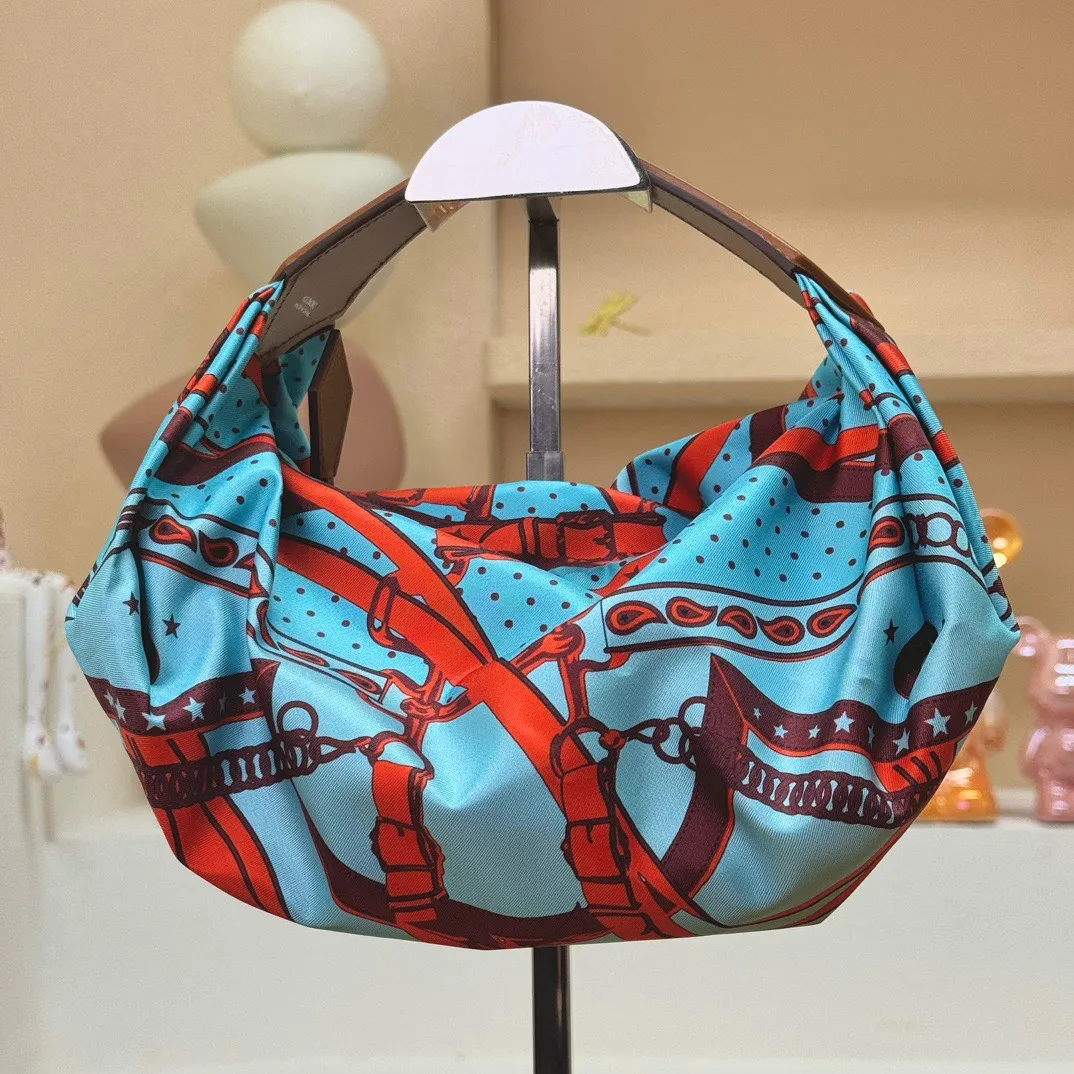 HERMÈS Balusoie シルクスカーフバッグ ブルー柄