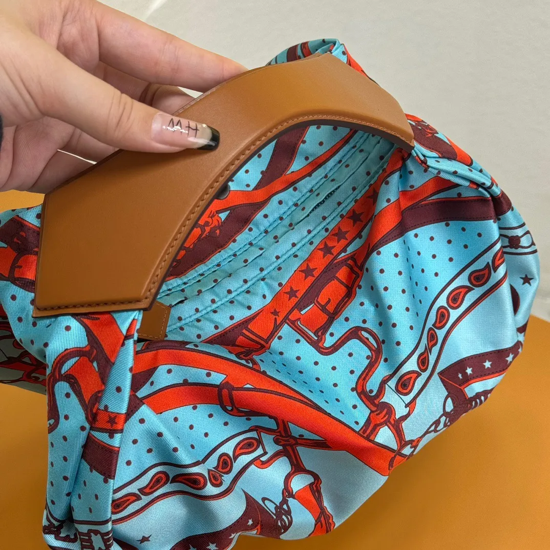 HERMÈS Balusoie シルクスカーフバッグ ブルー柄 - 画像 (3)