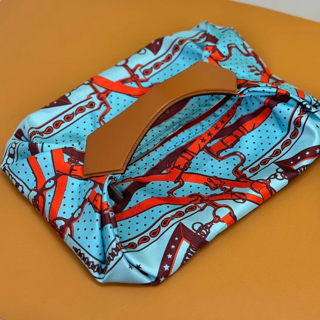 HERMÈS Balusoie シルクスカーフバッグ ブルー柄 - 画像 (4)