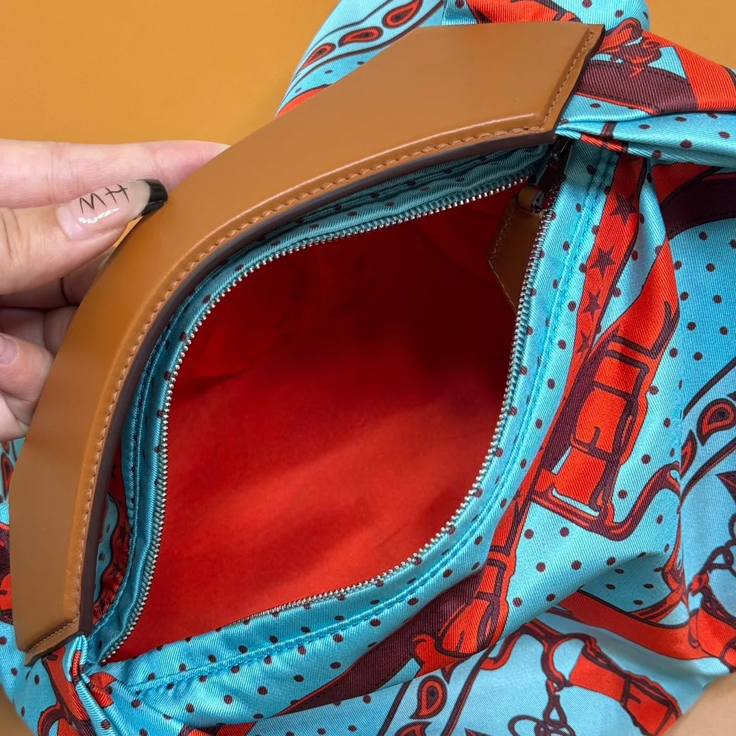 HERMÈS Balusoie シルクスカーフバッグ ブルー柄 - 画像 (5)