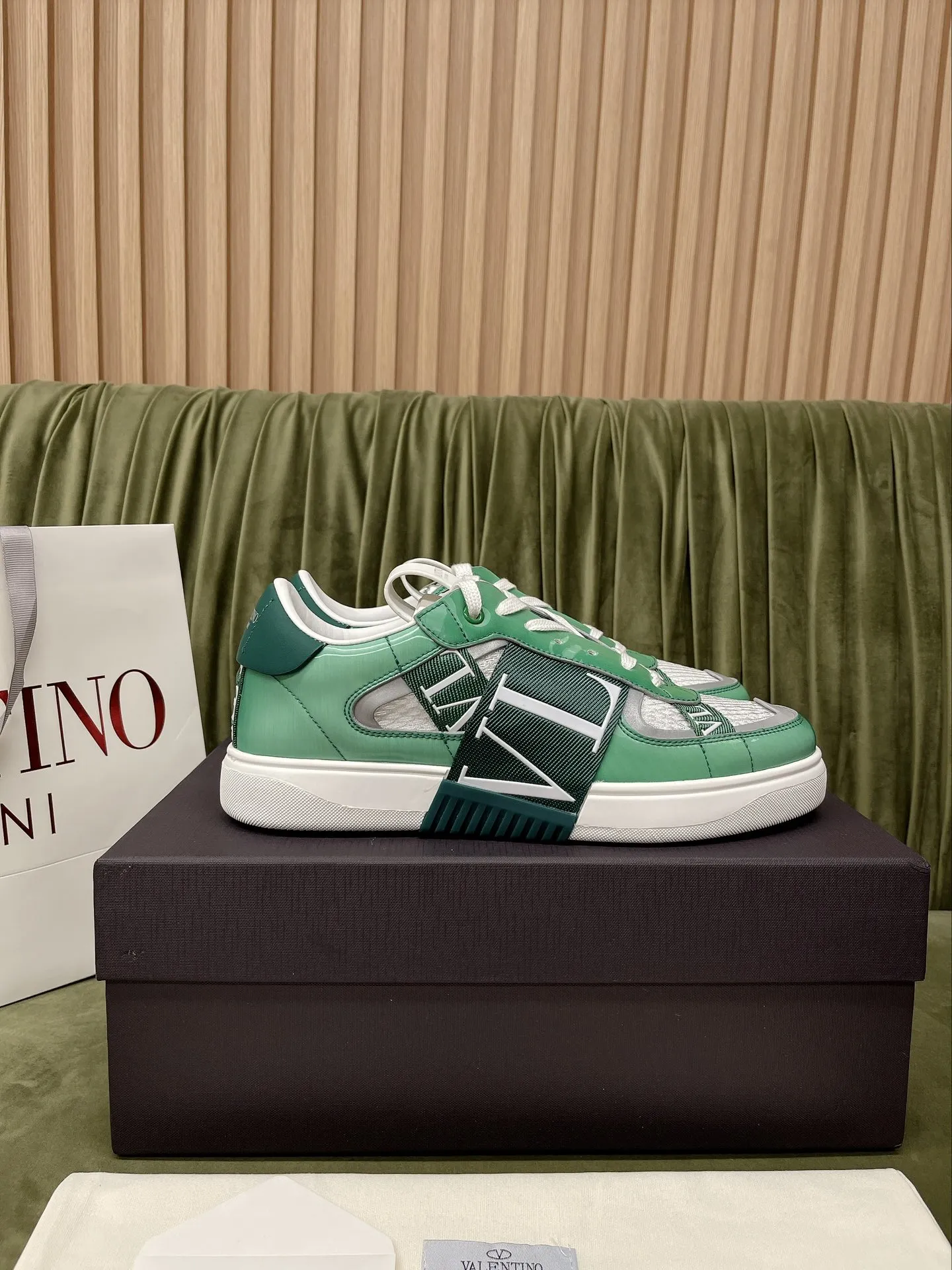 Valentino グリーン レーザーカラーシューズ